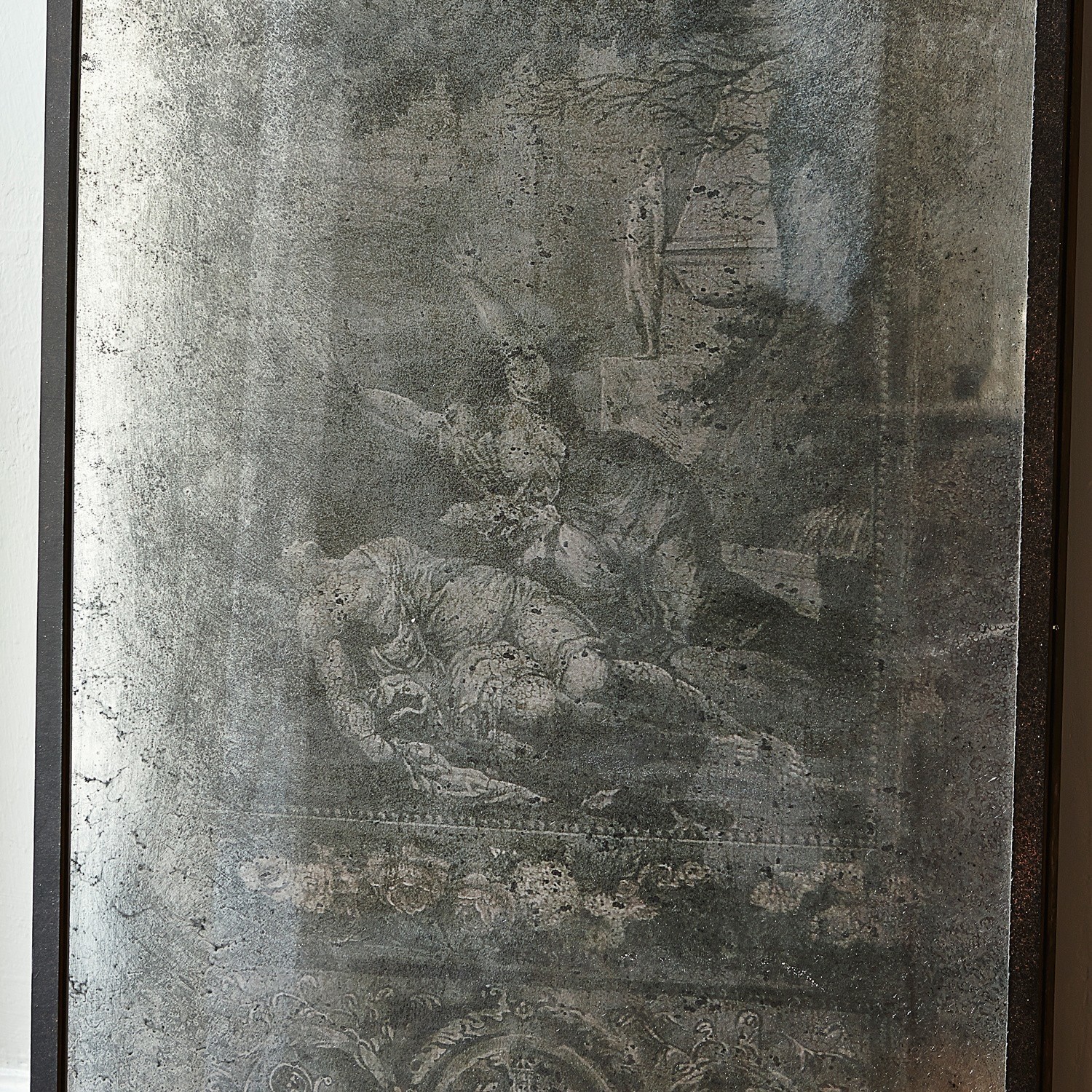 Alte dekorative Metallplatte mit Figurenrelief in grauen Tönen für Vintage-Interieur