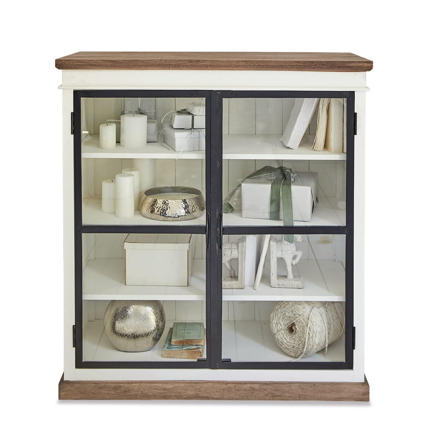 Weiße Holzvitrine mit dunkler Holzplatte und Glastüren, Dekorationen und Bücher innen