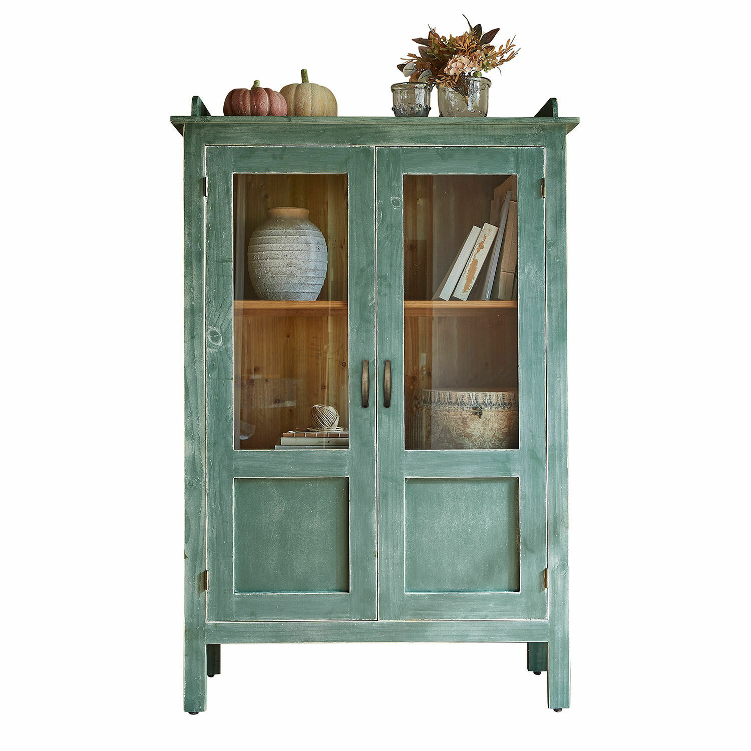 Vitrine Nouvellese Grüner Holzvitrinenschrank mit Glastüren und Dekorationen auf den Regalen fürs Wohnzimmer