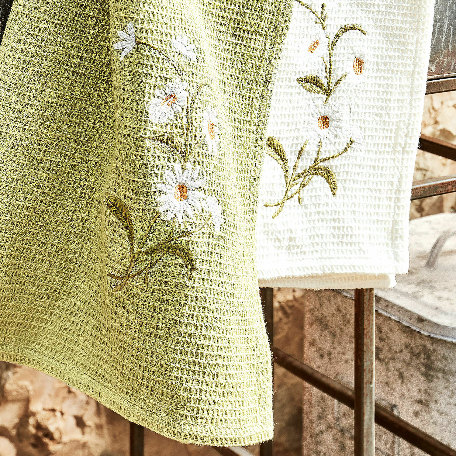Baumwollhandtuch in Grün und Weiß mit weißen Blumenstickereien und Waffelstruktur