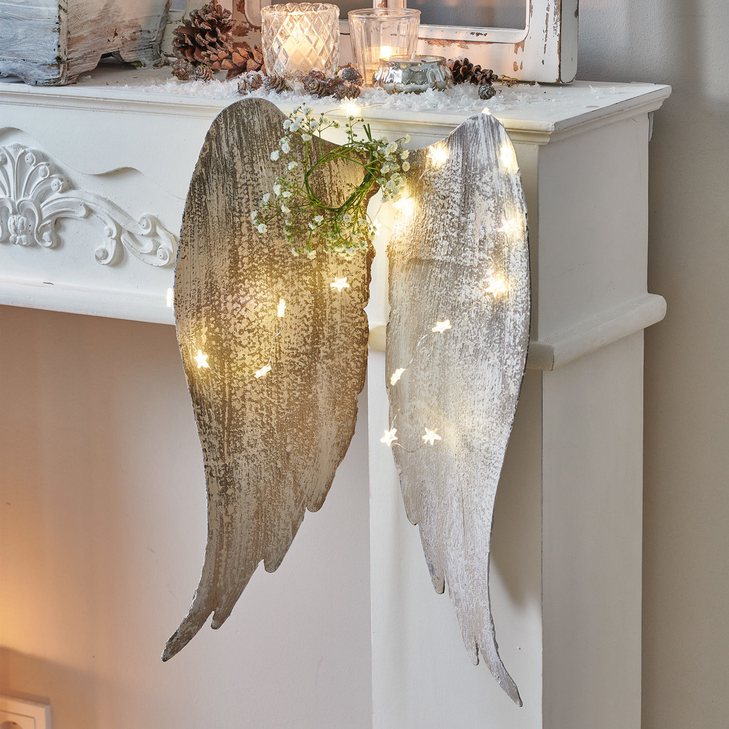 Engelsflügel Gabrielle Dekorative weiße Holz-Engelsflügel mit LED-Lichterkette und grünem Kranz als Wanddeko