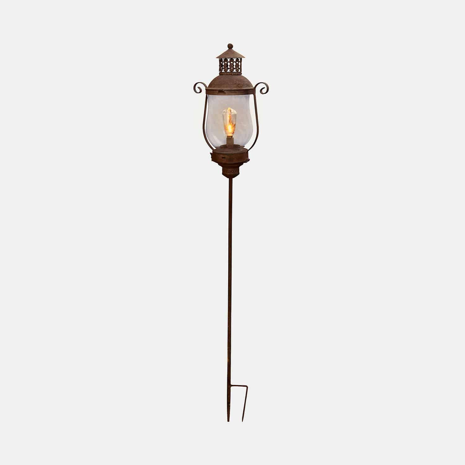 Dekorative Gartenlaterne aus rostigem Metall mit klarem Glas und warmem Licht