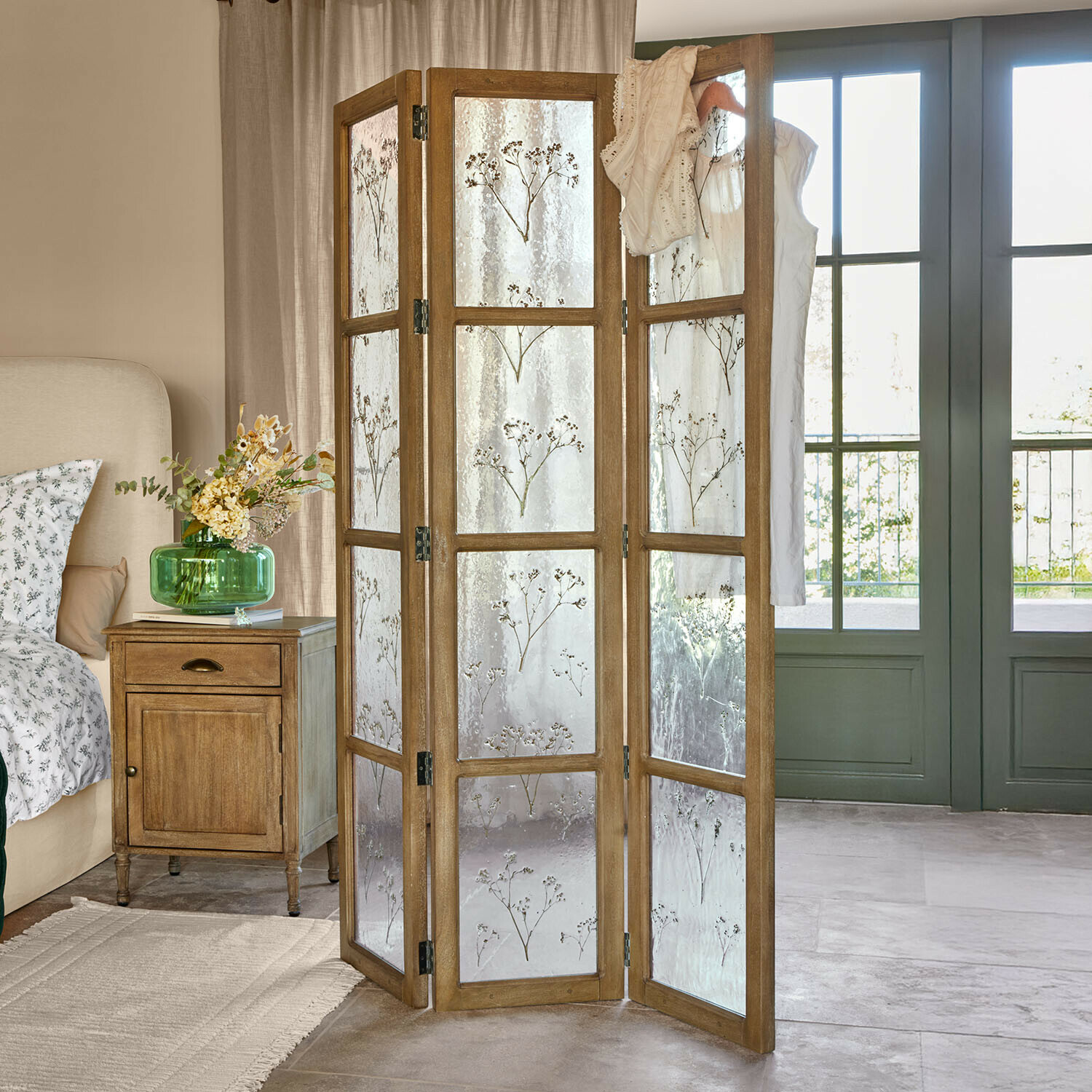 Paravent Somerlyn Raumteiler aus Holz mit mattiertem Glas und floralem Design, naturfarbener Paravent