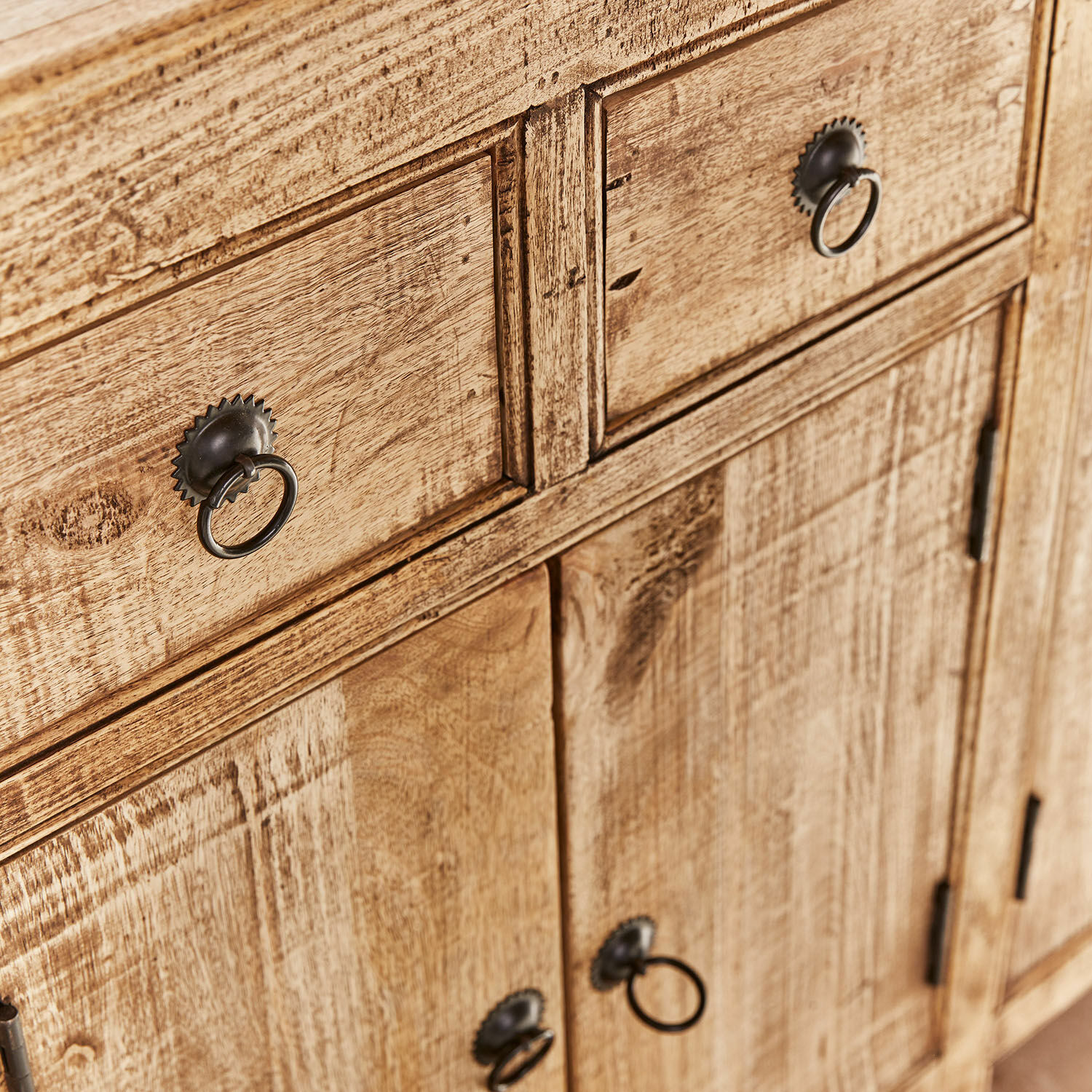 Natürliche Holzfronten eines Schranks mit vintage Metallgriffen für Wohnzimmermöbel