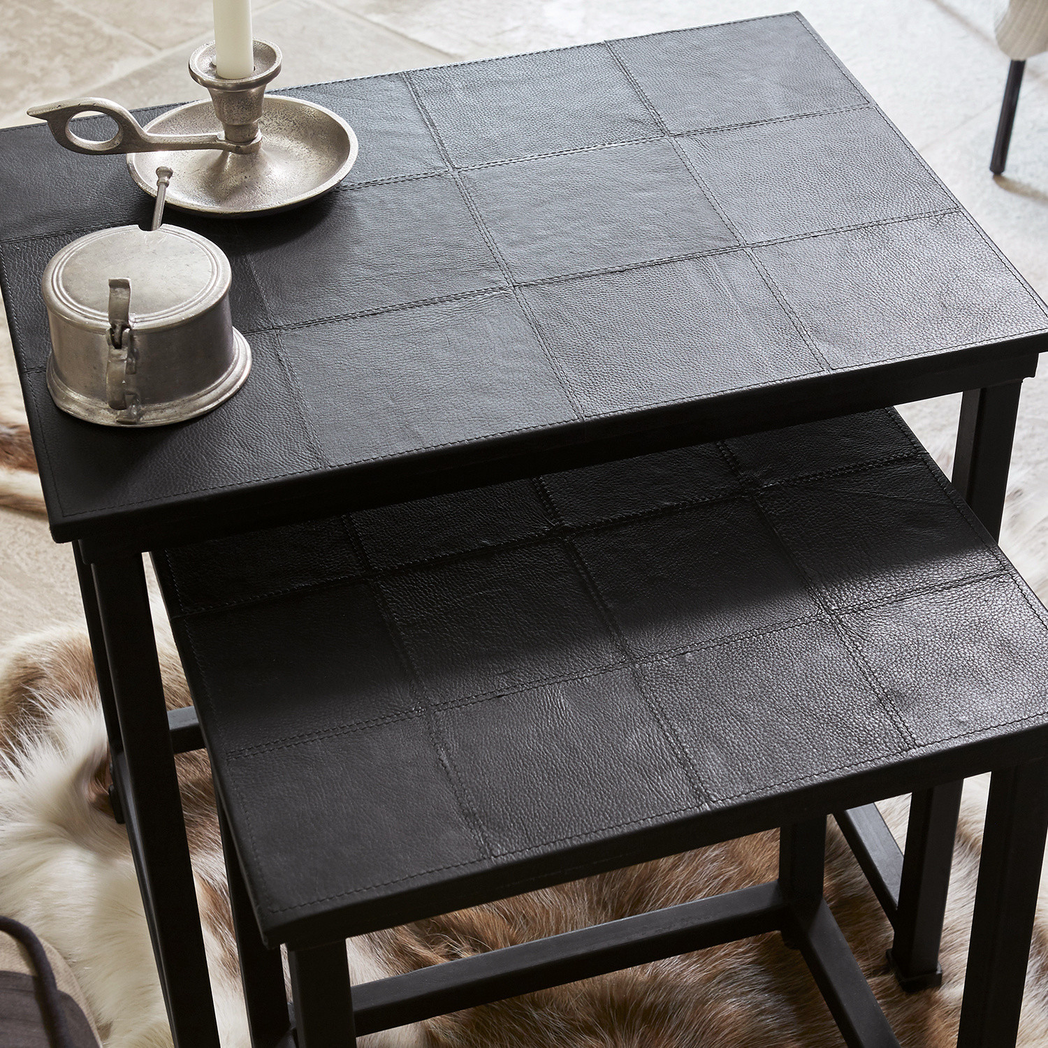 Zweier-Set schwarze Tische aus Kunstleder mit Steppnähten, modernes Wohnzimmermöbel