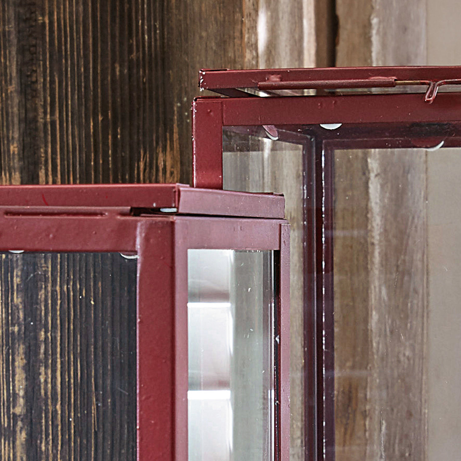 Roter Metall-Laternenkasten mit klarem Glas für Dekoration und Kerzen