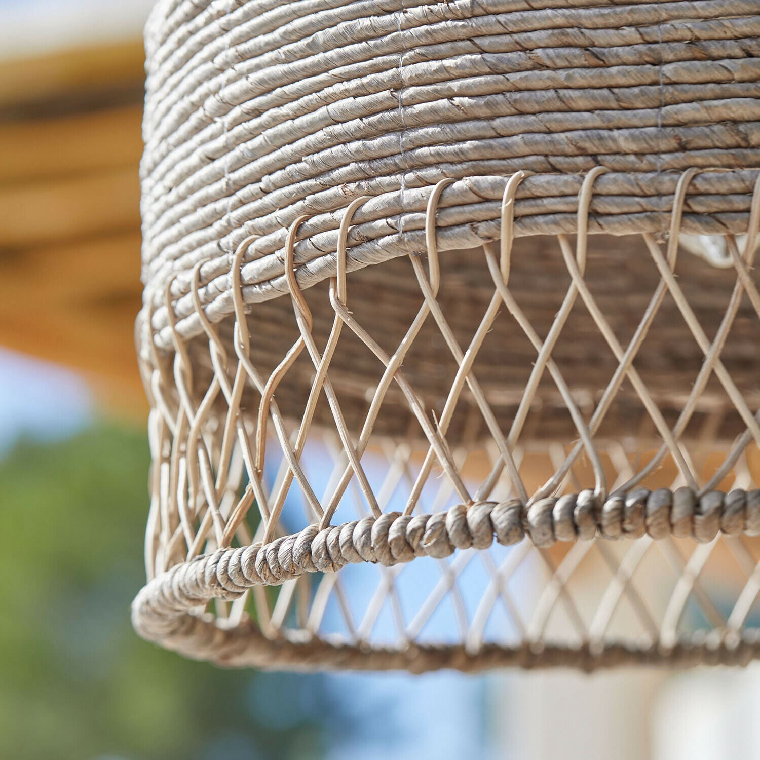 Natürlicher beiger Rattan-Lampenschirm mit geflochtener Struktur, dekoratives Hängelicht