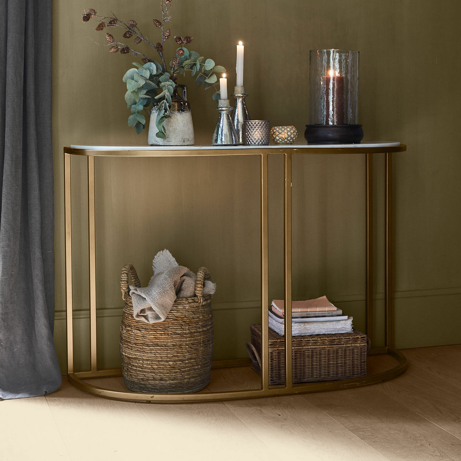 Konsole Soréline Konsole mit weißer Marmorplatte und goldenem Metallgestell, dekoriert mit Kerzen und Vase mit grünen Blättern