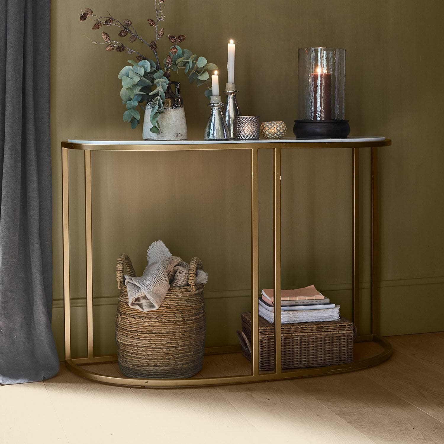 Konsole Soréline Konsole mit weißer Marmorplatte und goldenem Metallgestell, dekoriert mit Kerzen und Vase mit grünen Blättern