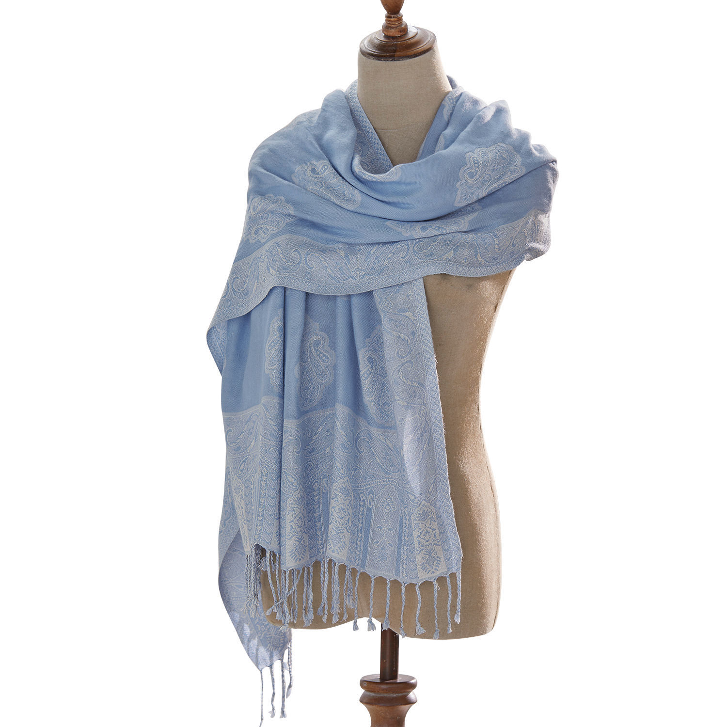 Hellblauer Schal mit feinem Muster und Fransen, weiches Material, modisches Accessoire