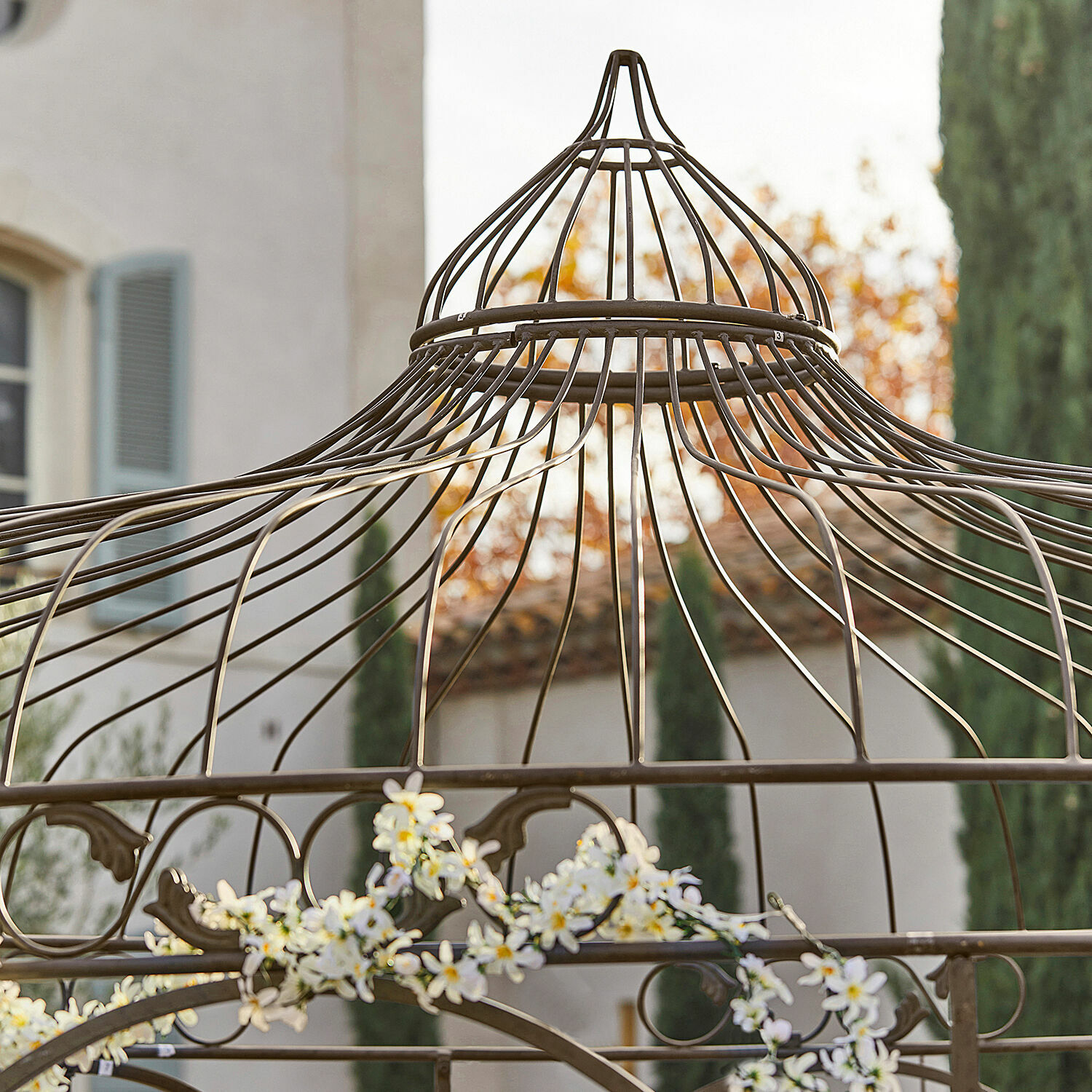 Dekorativer brauner Metallkäfig mit Blumenranke für Garten oder Innenbereich