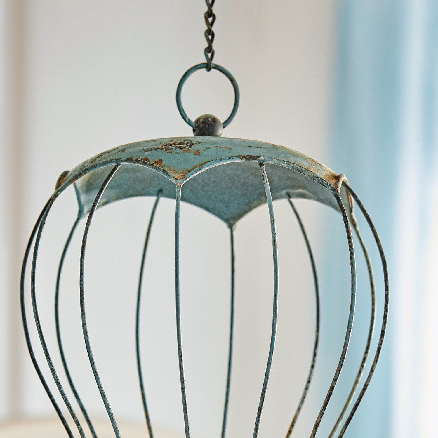 Dekorativer blauer Metallkäfig mit Patina zum Aufhängen für Vintage-Wohnambiente