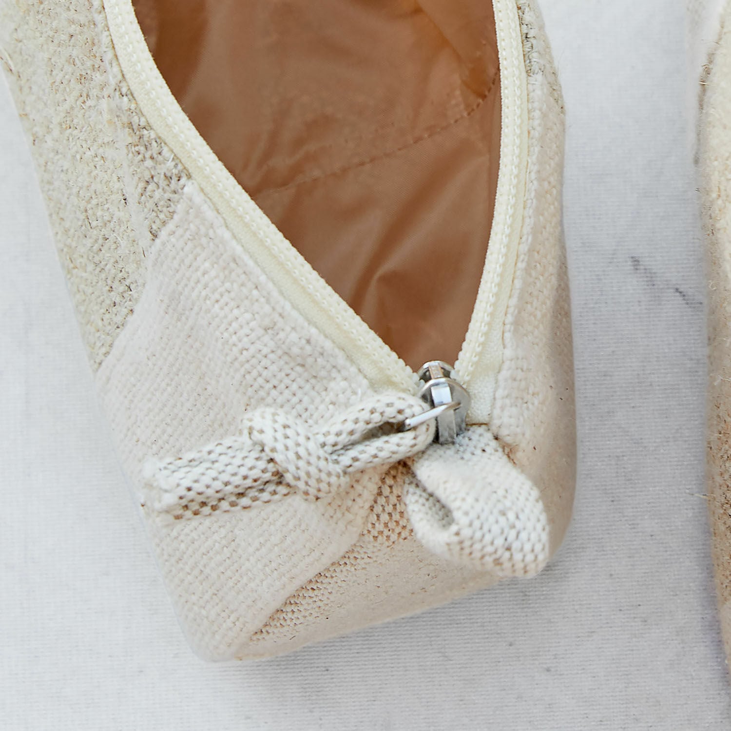 Beige Kosmetiktasche aus Stoff mit Reißverschluss und dekorativer Schleife, praktischer Reise-Organizer