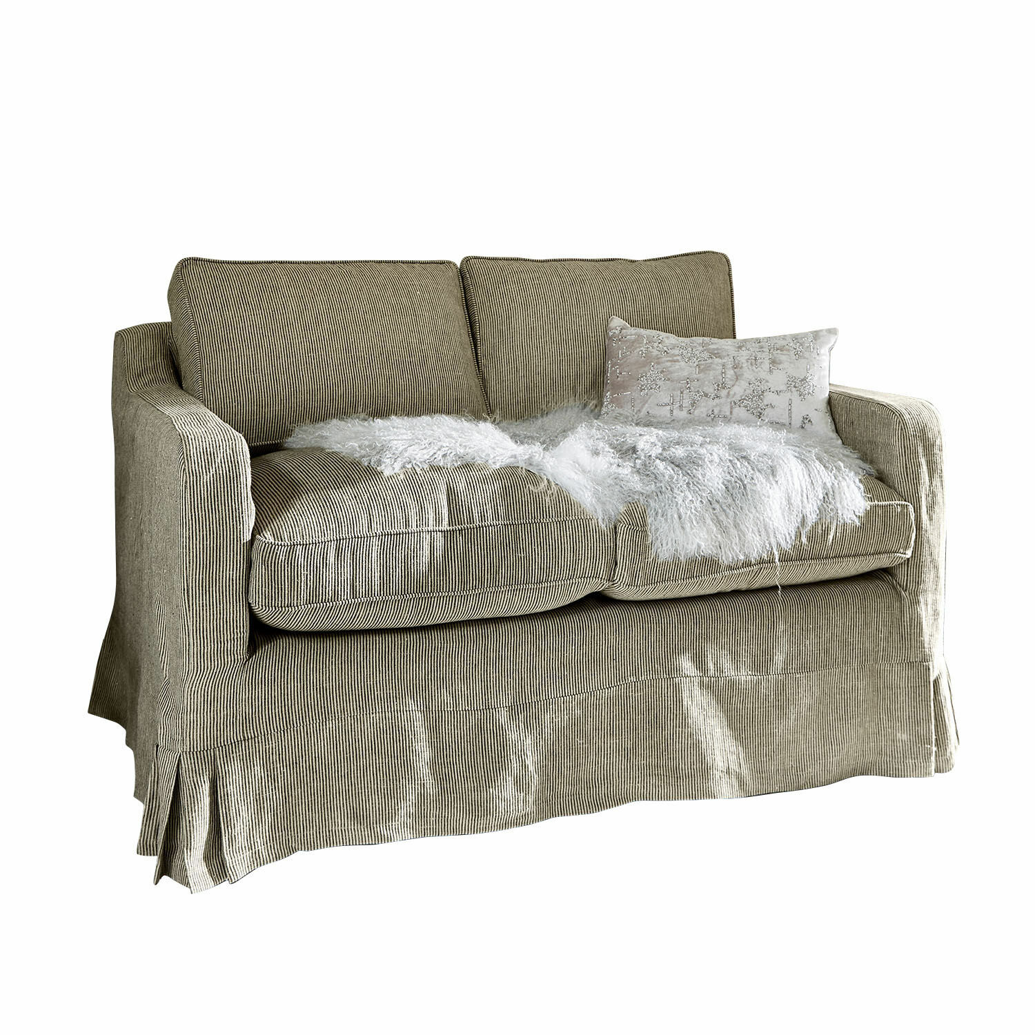 Sofa Briarcliff Zweisitziges Sofa aus beigem, gestreiftem Stoff mit weißem Fellüberwurf und hellem Dekokissen