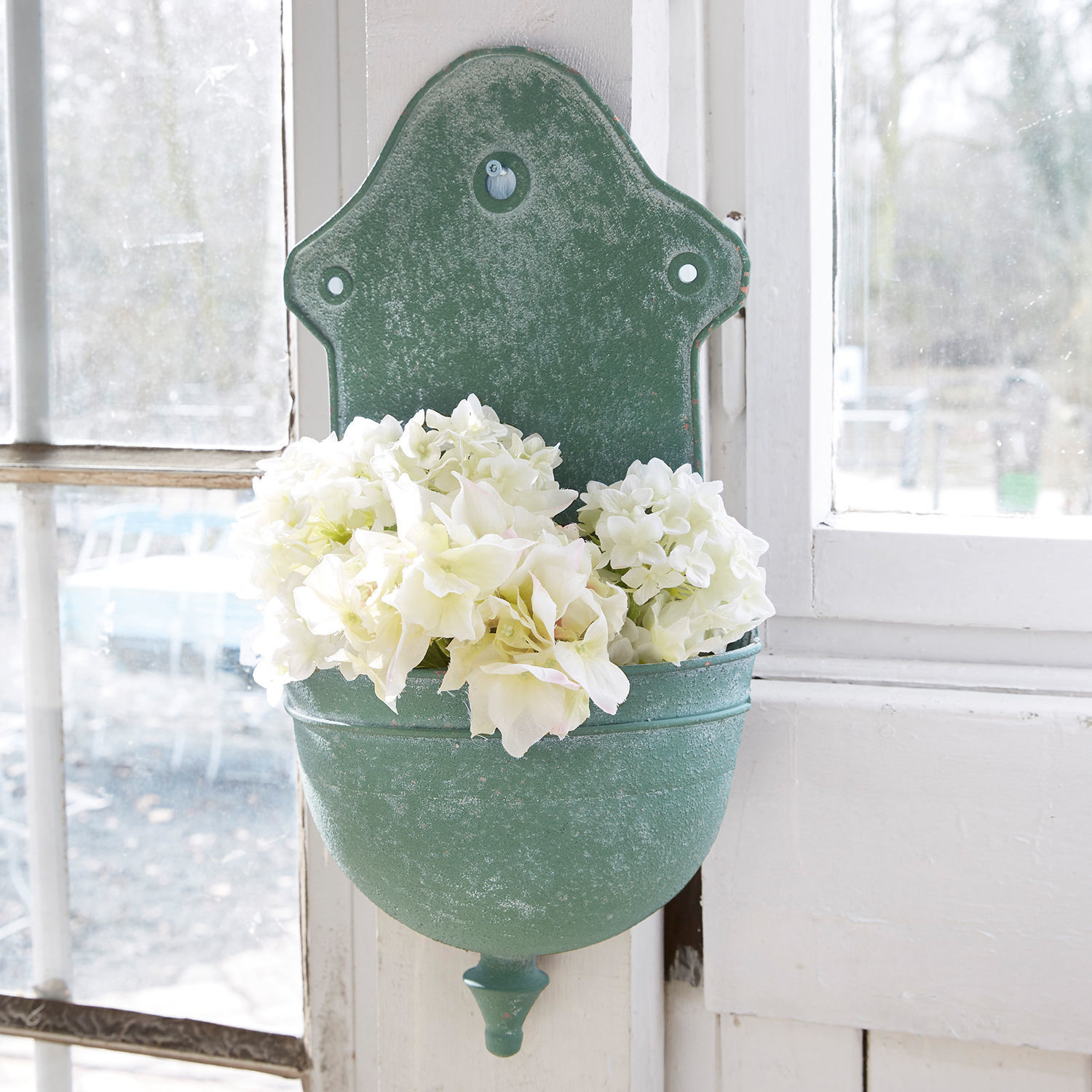 Grüner Metall-Wandblumentopf mit weißen Blumen, Dekoration für Innen- und Außenbereich