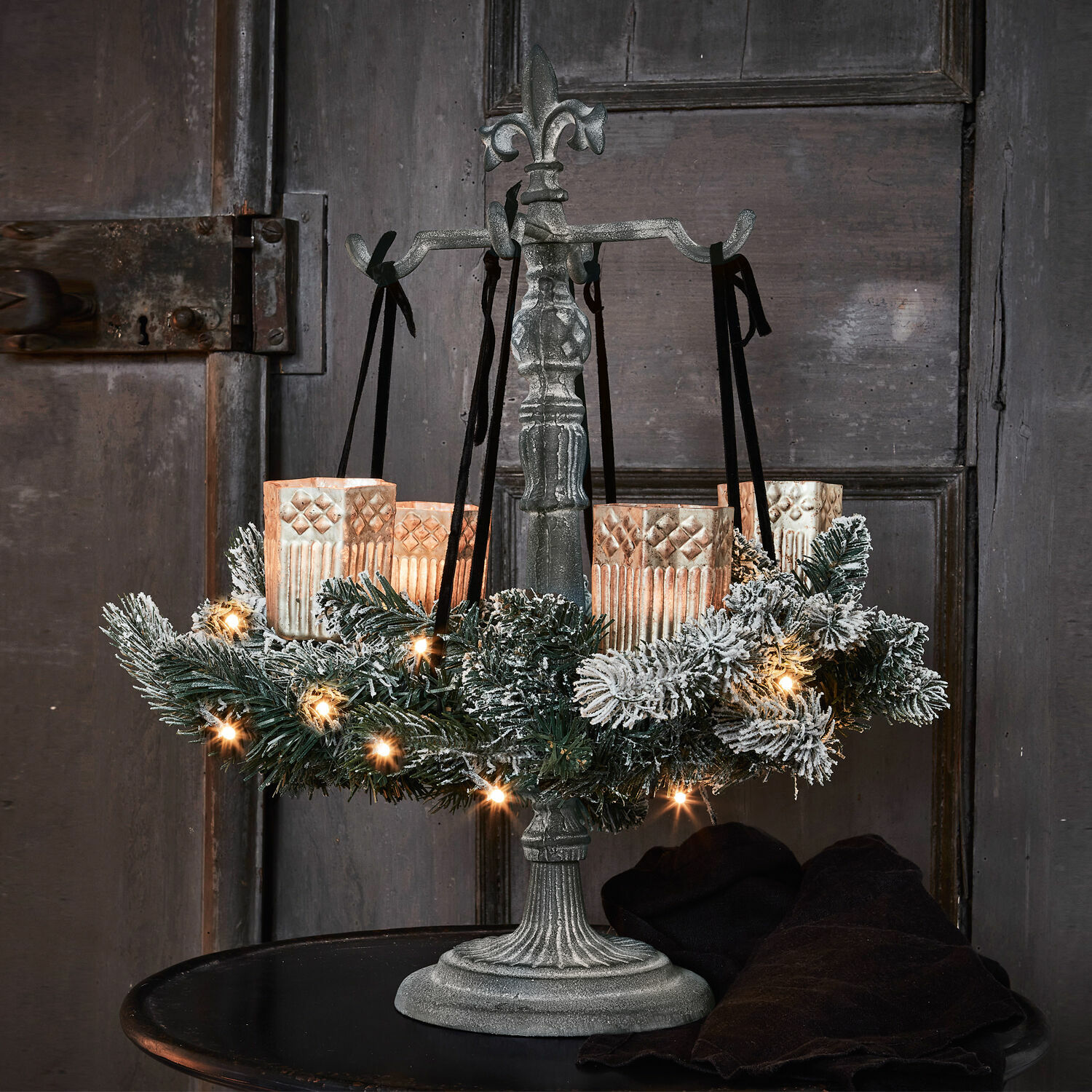 Metall-Kerzenhalter mit grünem Kranz und LED-Lichterkette für Weihnachtsdeko