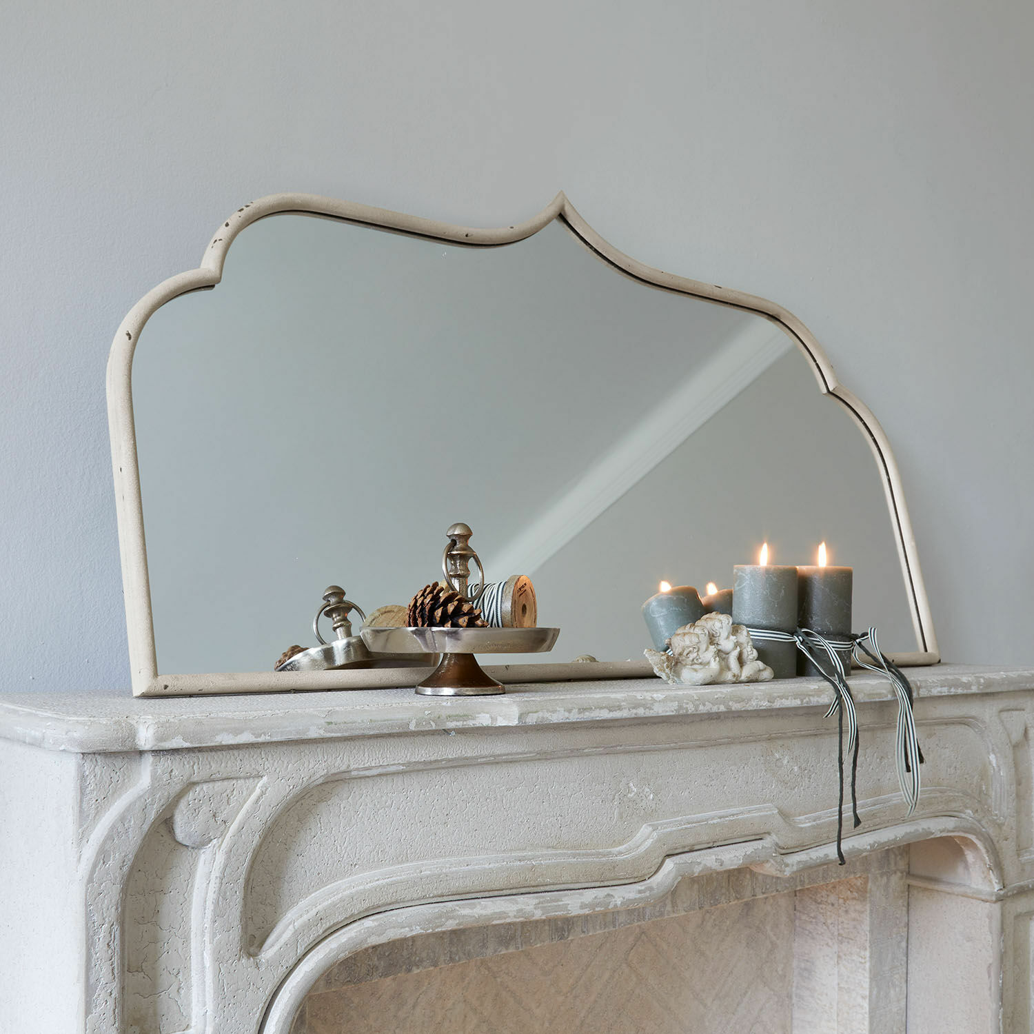 Spiegel Selamira Dekorativer Spiegel mit beigem Rahmen auf Steinkamin mit Kerzen und Kiefernzapfen