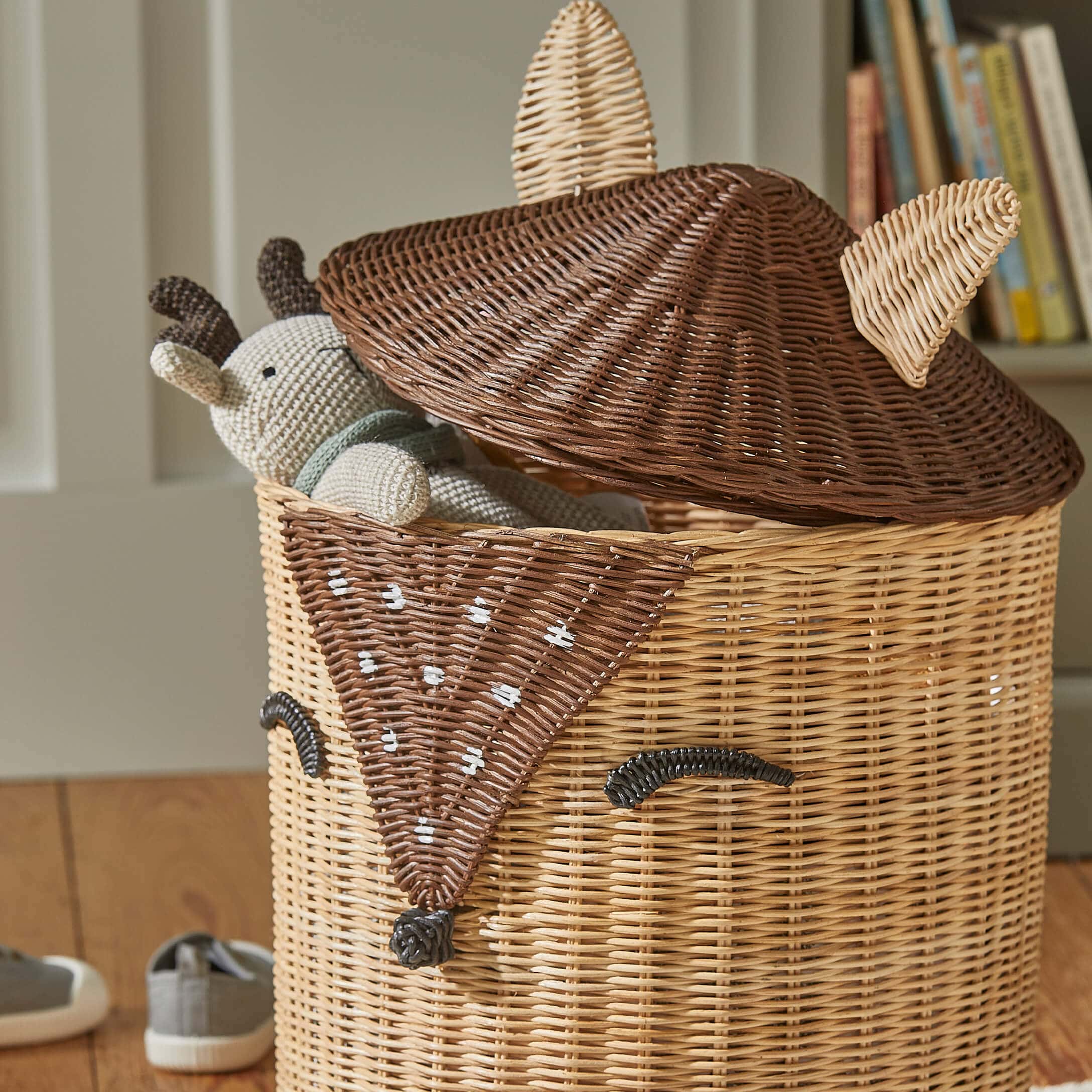 Wiklinener Korb in Fuchsform in natürlichen Braun- und Beigetönen mit Kuscheltier innen