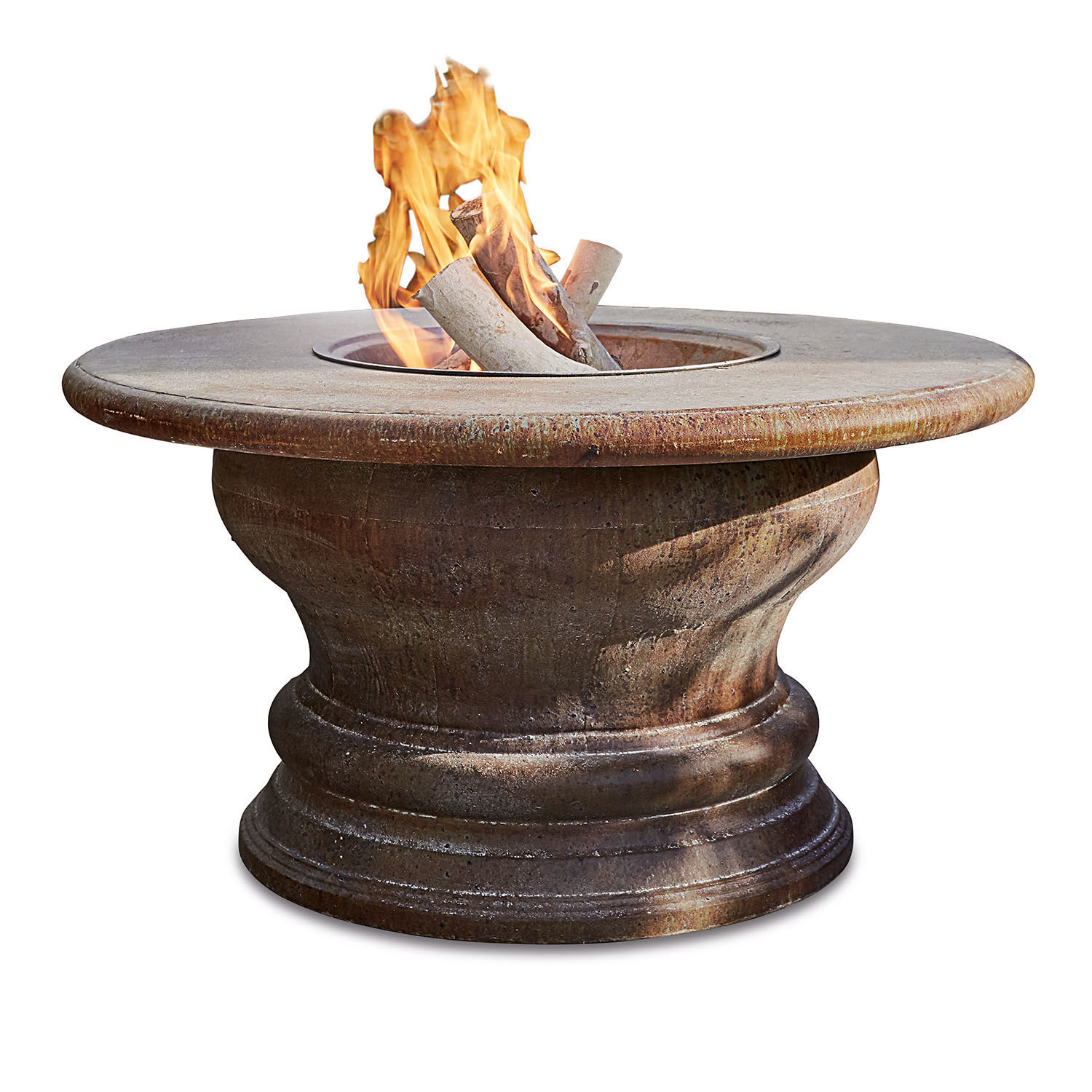 Rundes Feuerstelle aus rostigem Metall mit Flammen und Holz, ideal für Terrasse