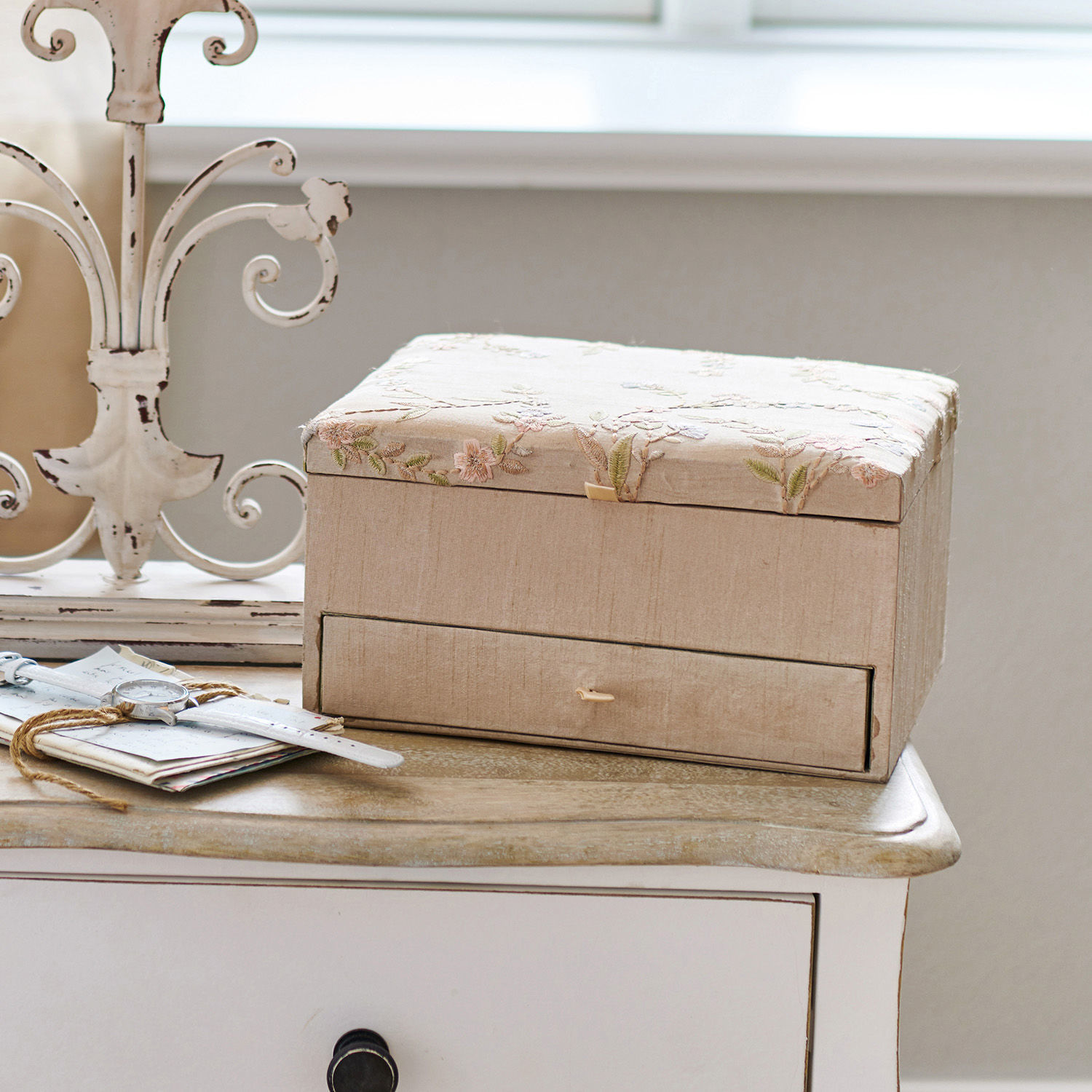 Beige Schmuckbox aus besticktem Stoff mit Schublade zur Aufbewahrung kleiner Gegenstände