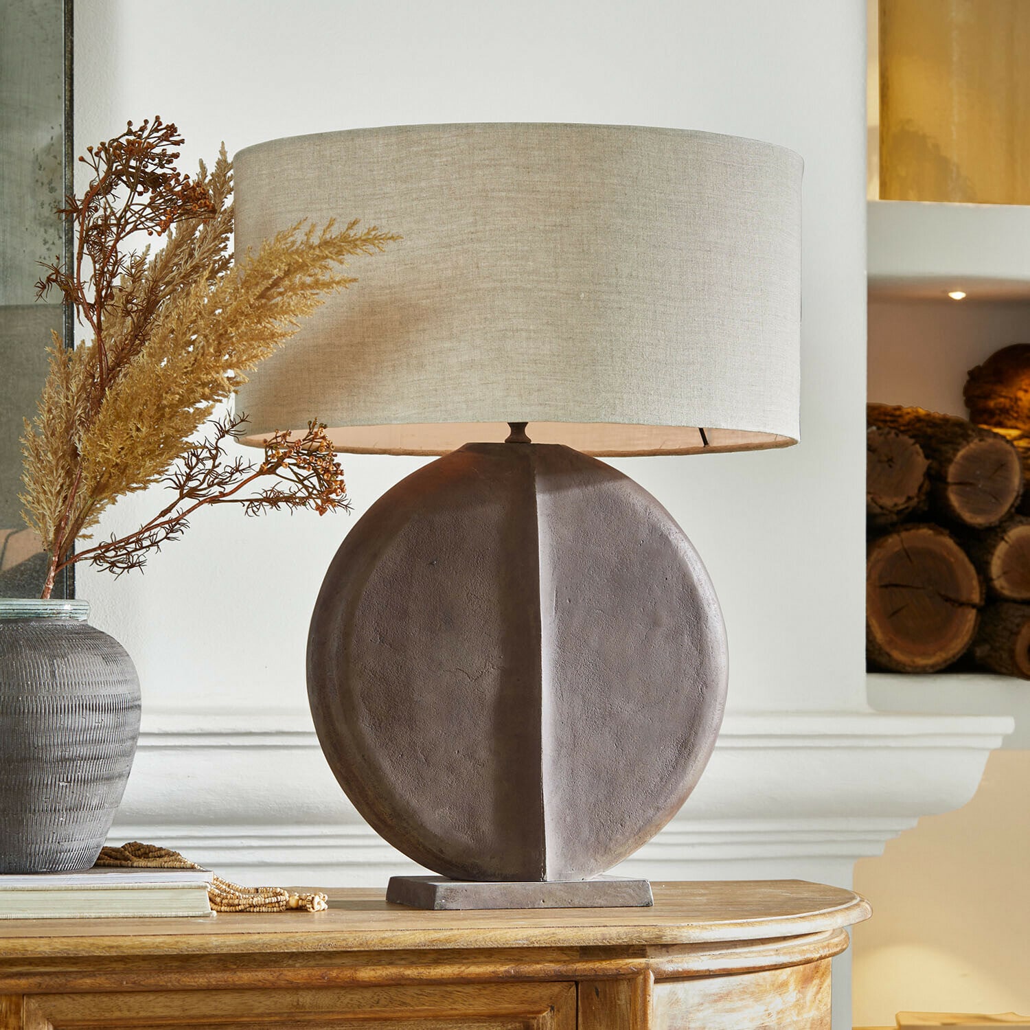 Tischlampe Calverna Tischlampe mit runder brauner Keramikbasis und beigem Lampenschirm für Wohnzimmer