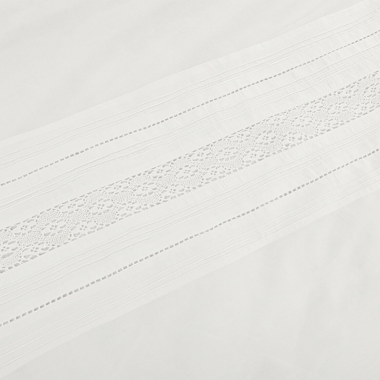 Weiße Baumwollbettwäsche mit dekorativer Spitze und feinen Steppnähten, elegant und weich