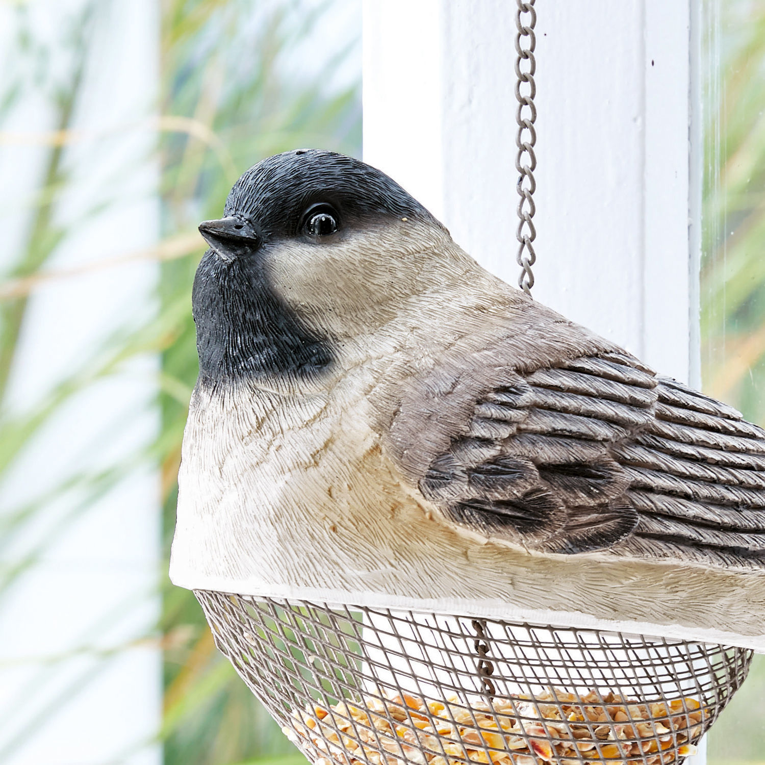 Hängender Vogelfutterspender aus Metall mit Drahtkorb für Samen, grau-beige Farbton