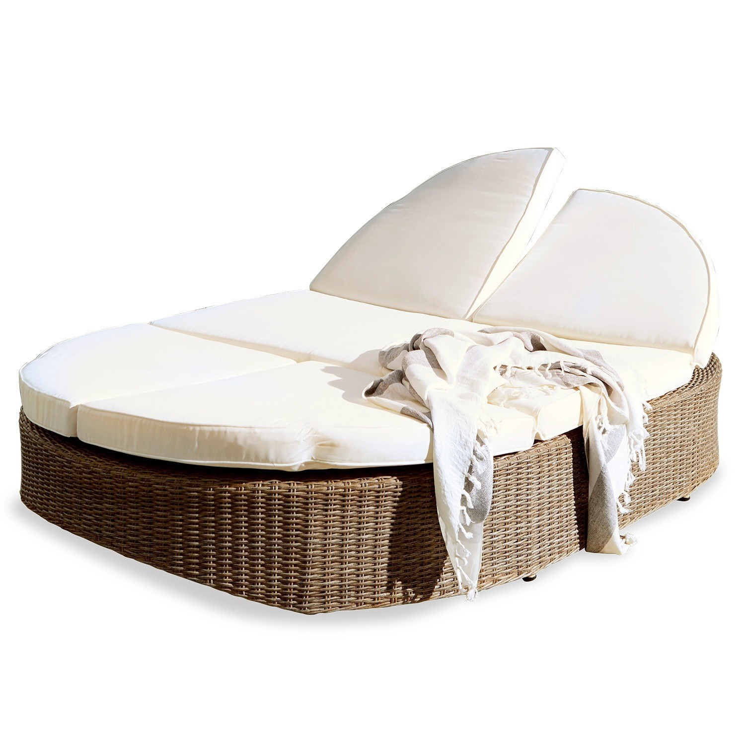 Runder Rattan-Liegestuhl mit cremefarbenen Polstern und hellem Plaid, Gartenmöbel zum Entspannen