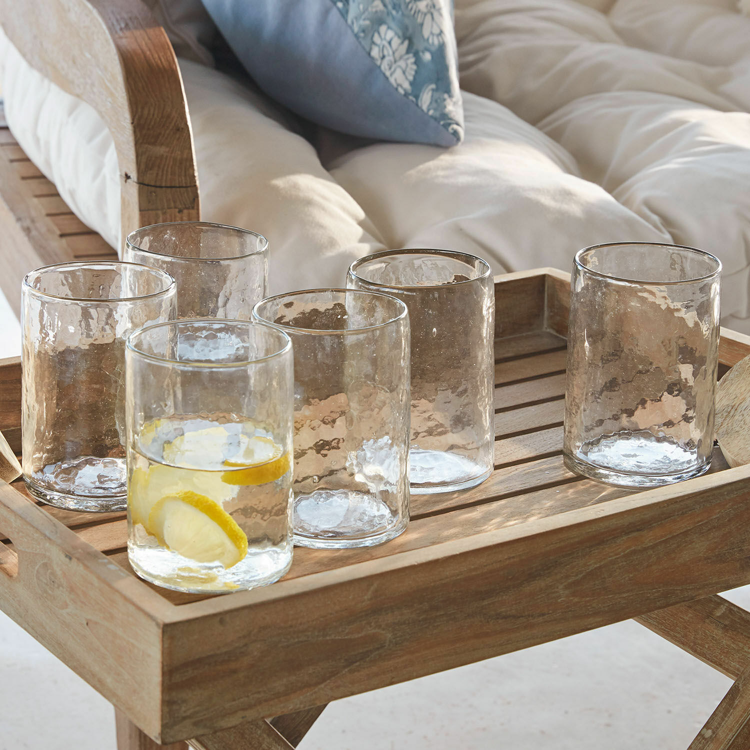 Glas 6er Set Clarksville Sechsteiliges Set transparenter, strukturierter Gläser auf Holztablett zum Servieren von Getränken