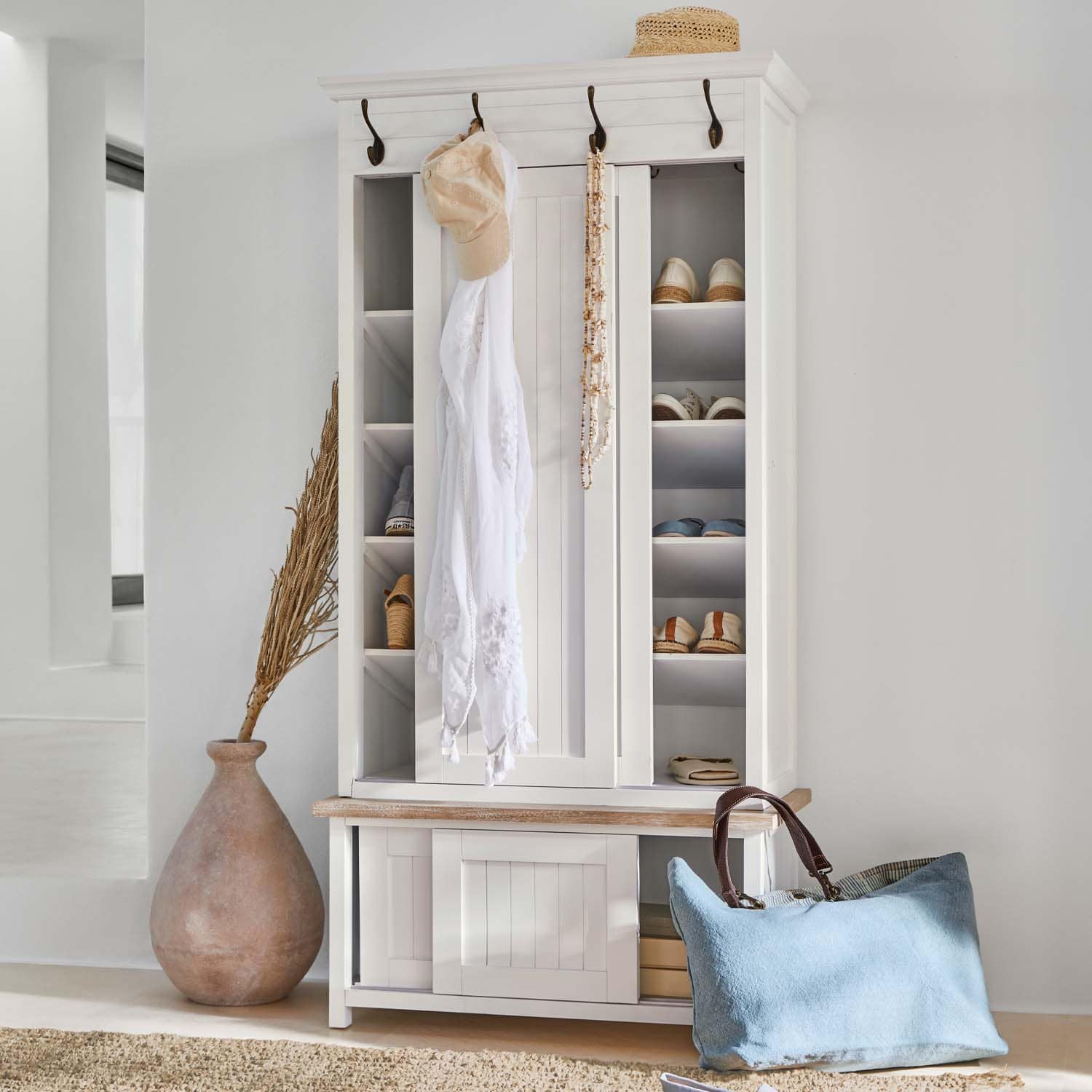 Weißer Holzschuhschrank mit Haken und Regalen, stilvolle Aufbewahrung für Schuhe und Accessoires