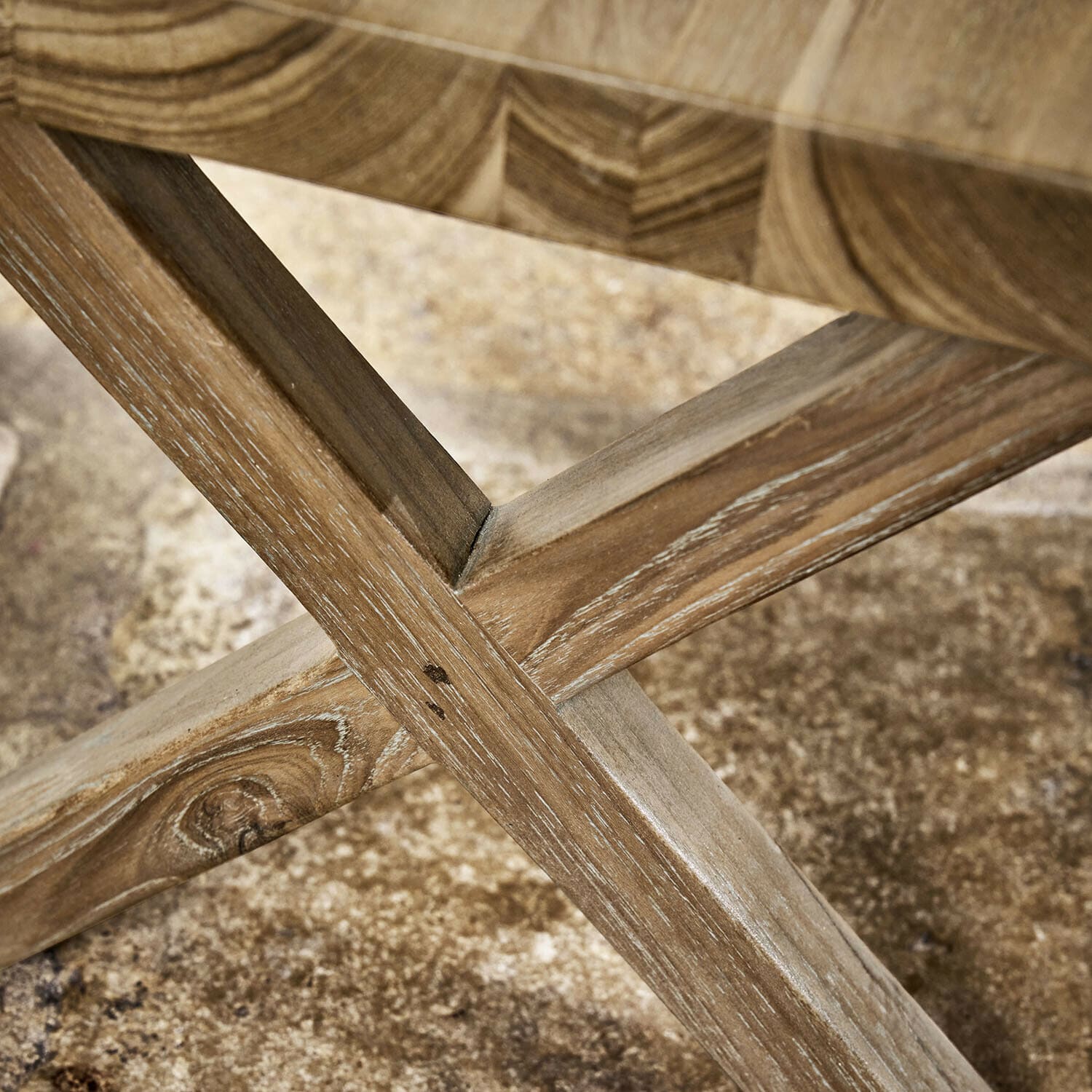 Detailaufnahme einer Tischunterkonstruktion aus naturbelassenem Holz mit sichtbarer Maserung