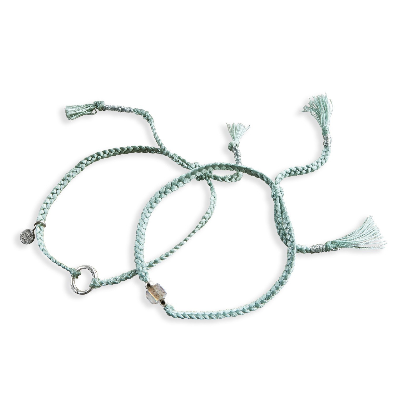 Zarte Armband aus hellblau geflochtenem Garn mit Quasten und dekorativen Metallakzenten