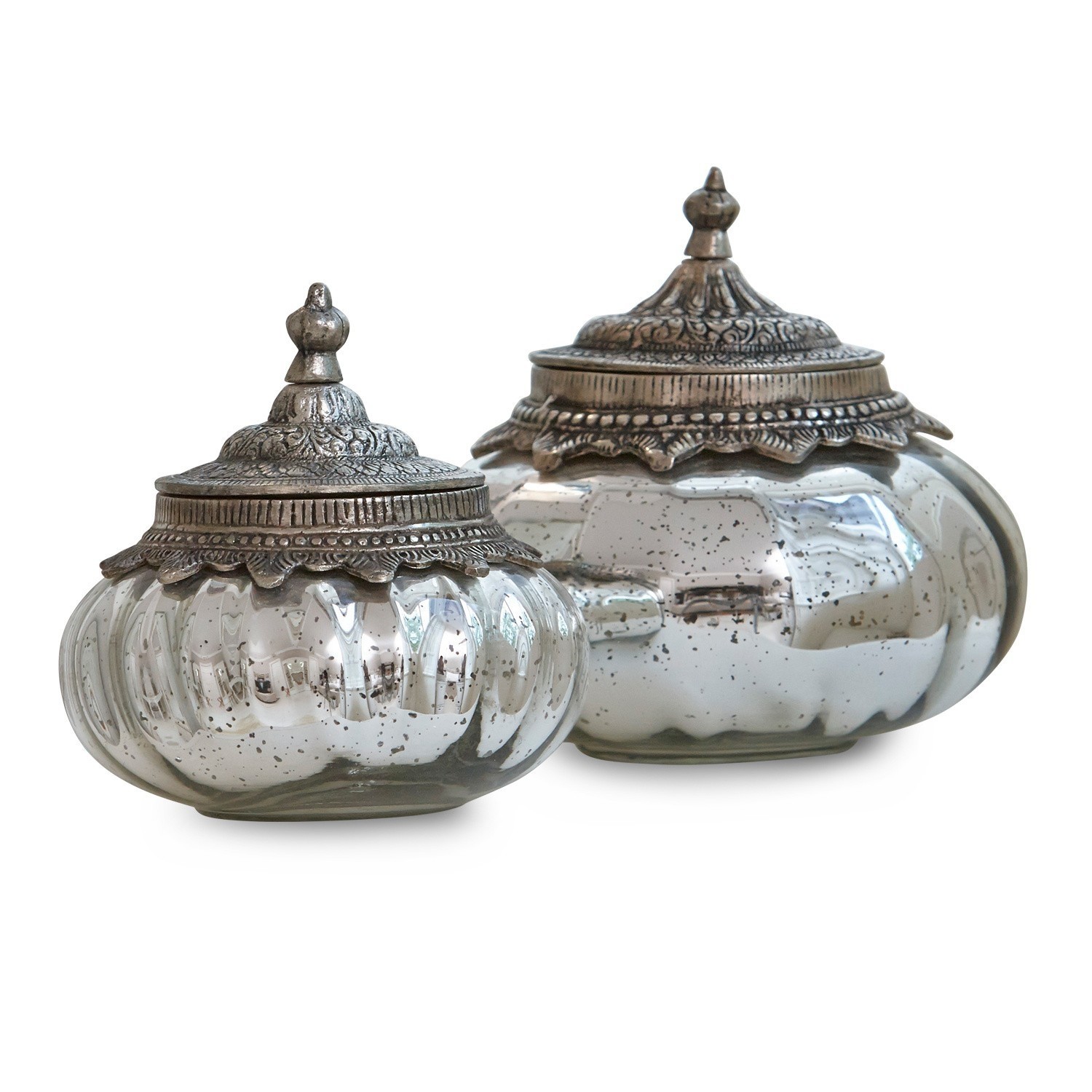 Zwei dekorative Glasbehälter mit verzierten silbernen Metalldeckeln im Vintage-Stil