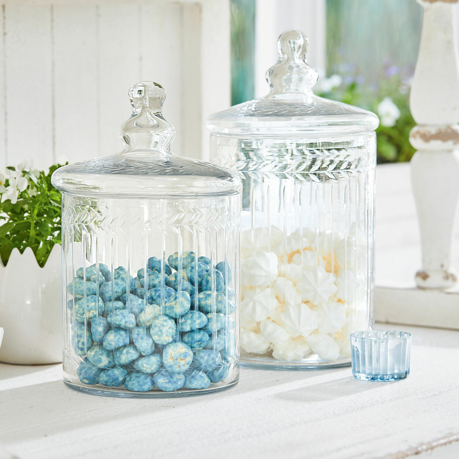 Glasdose 2er Set Maledisant Transparente Glasbehälter mit Deckeln gefüllt mit blauen und weißen Süßigkeiten auf weißem Tisch