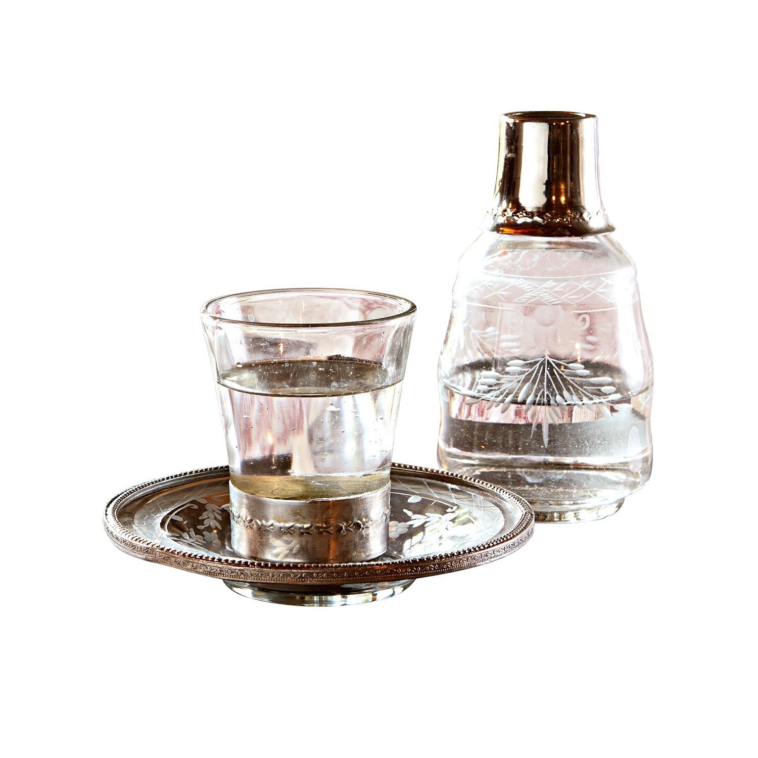 Glas und Karaffe aus graviertem Glas mit Metalluntersetzer im Vintage-Stil