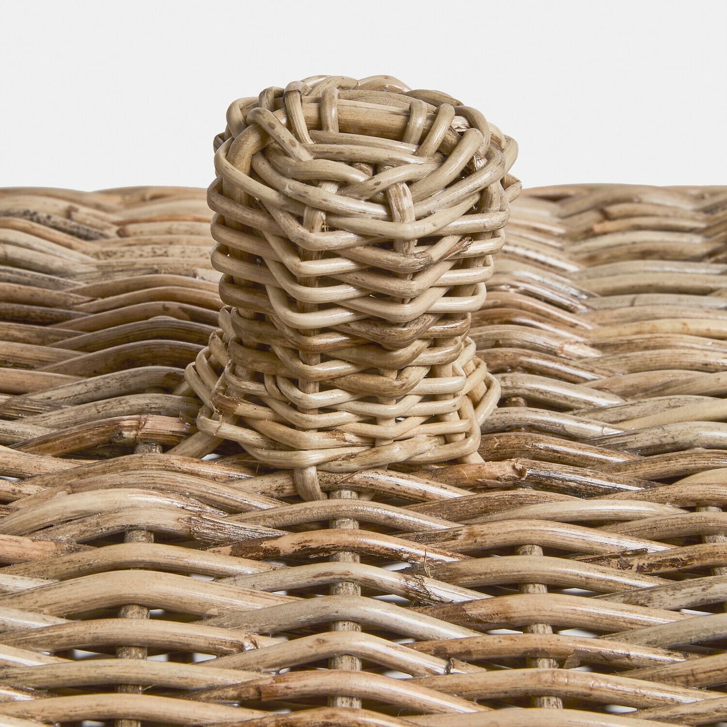 Natürlicher beiger Rattan-Griff auf geflochtenem Korb für Aufbewahrung