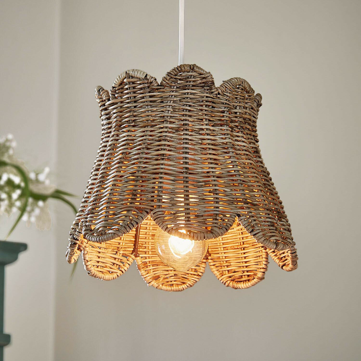 Lampenschirm Chantivelle Hängelampe aus geflochtenem Rattan in Naturfarbe mit dekorativem Lampenschirm und warmem Licht