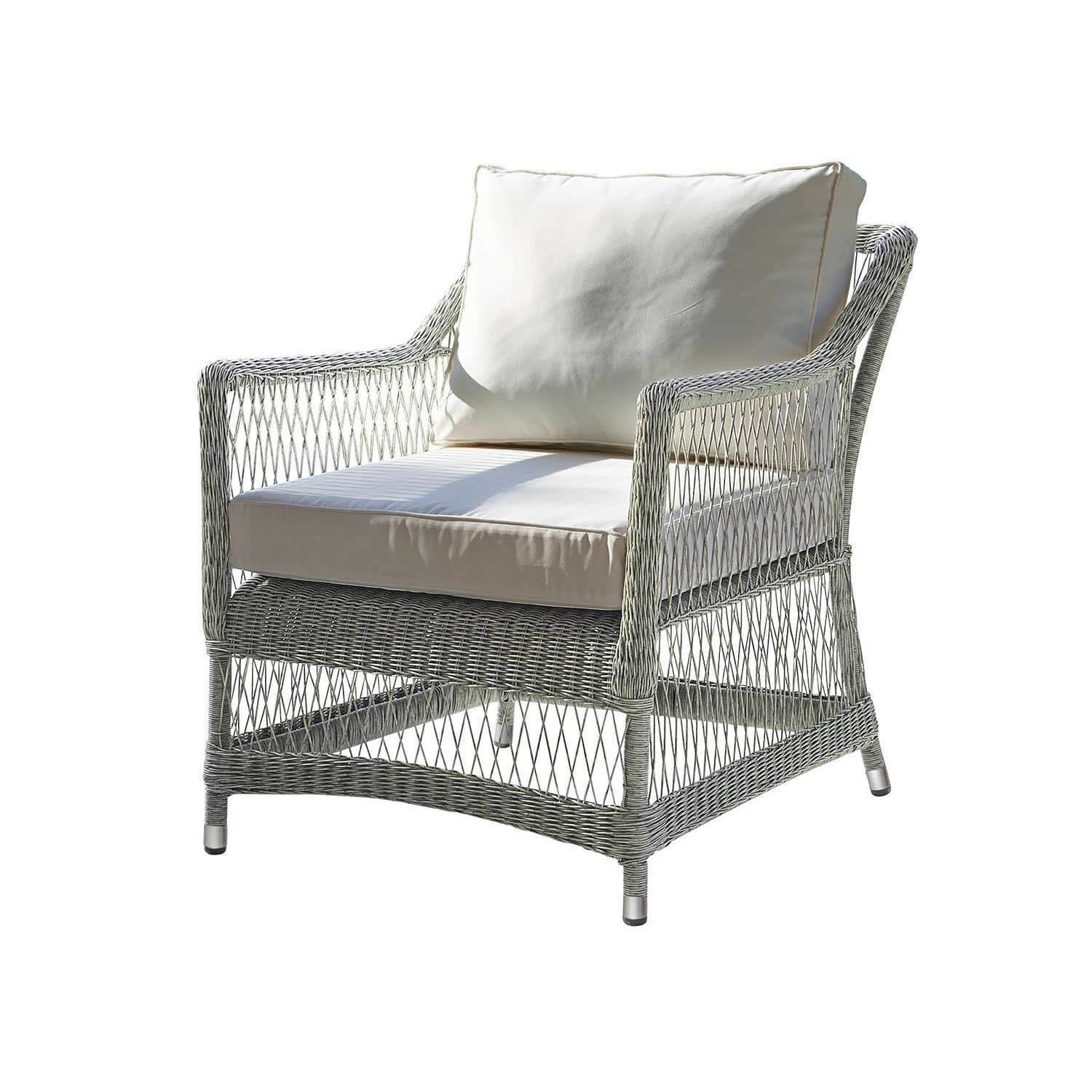 Grau geflochtener Sessel mit cremefarbenen Kissen, ideal für Garten und Terrasse