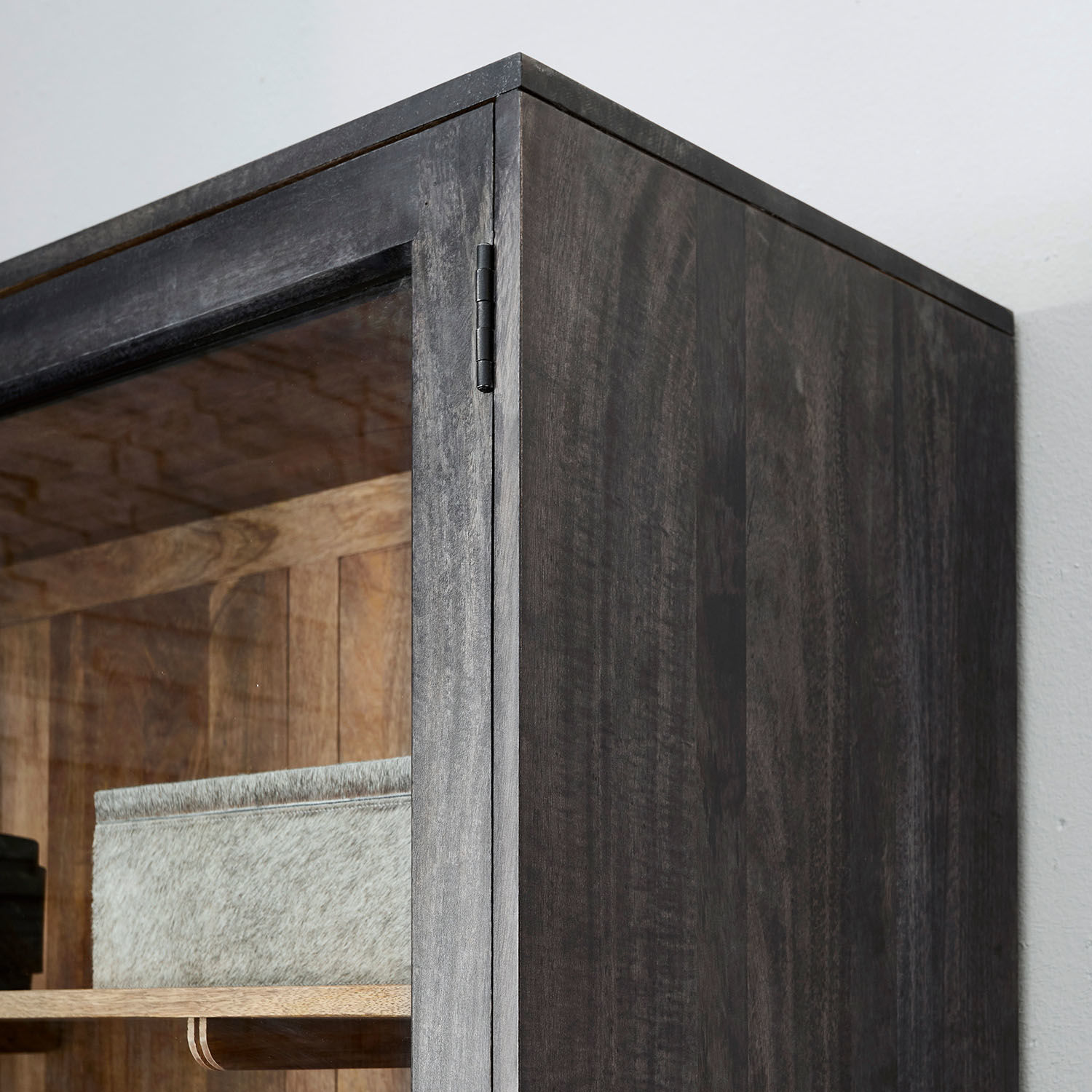 Dunkelbraunes Holzvitrinenschrank mit Glastür und natürlichem Innenraum für Wohnzimmer
