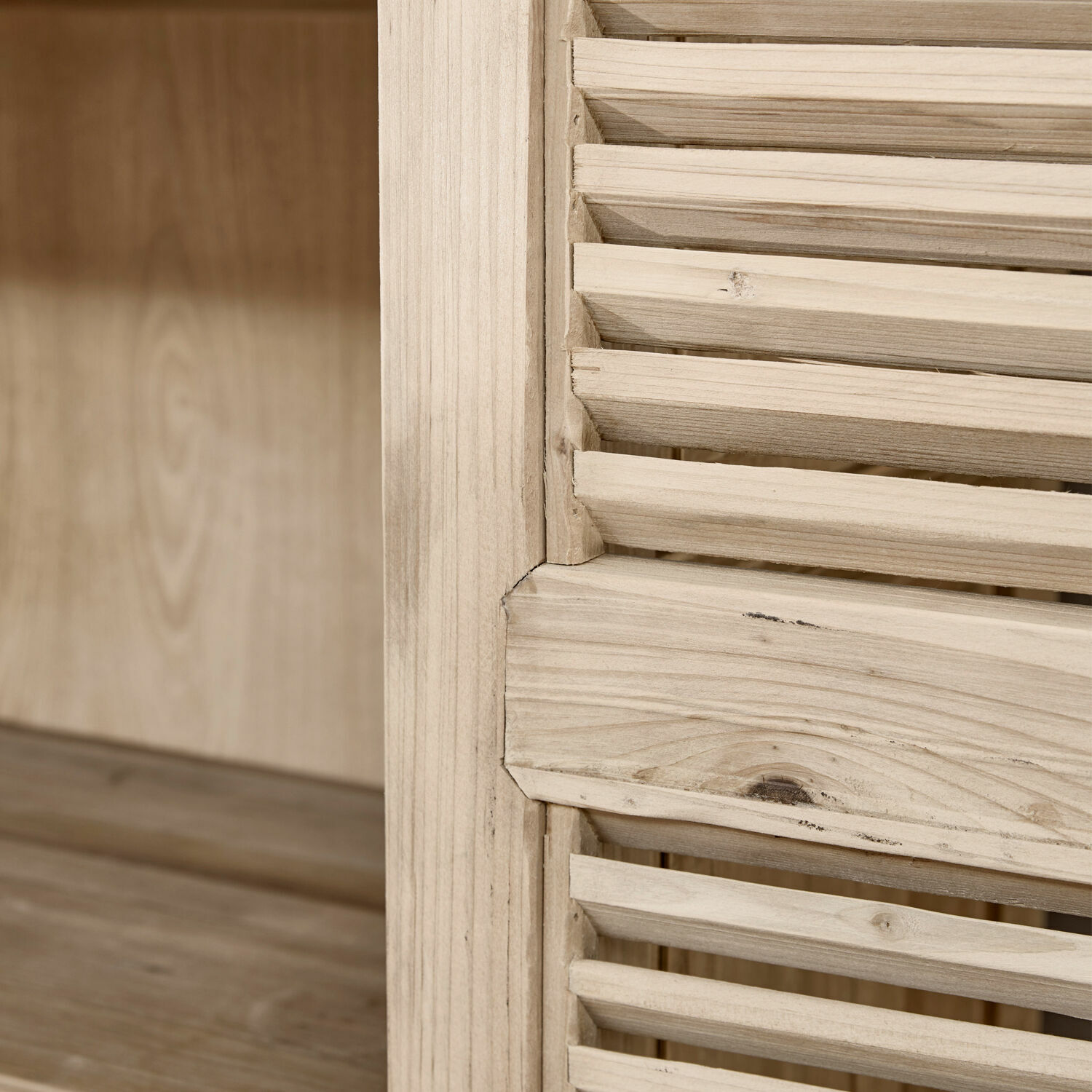 Natürliches helles Holztür mit Lamellen für Möbel und Innenraumgestaltung
