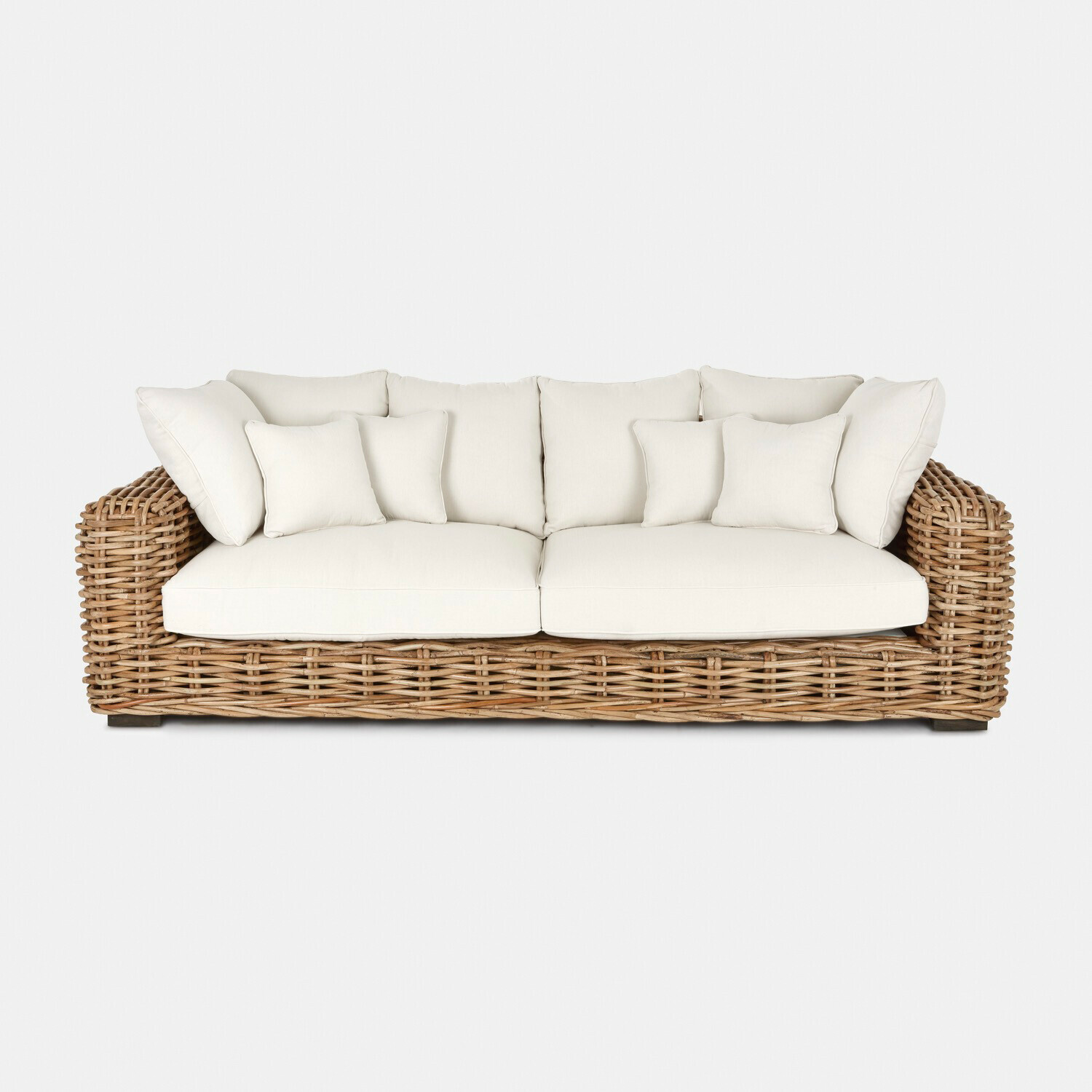 braun/creme Sofa Rimini mit natürlichem Rattangestell und cremefarbenen Kissen, bequemes Wohnzimmermöbel