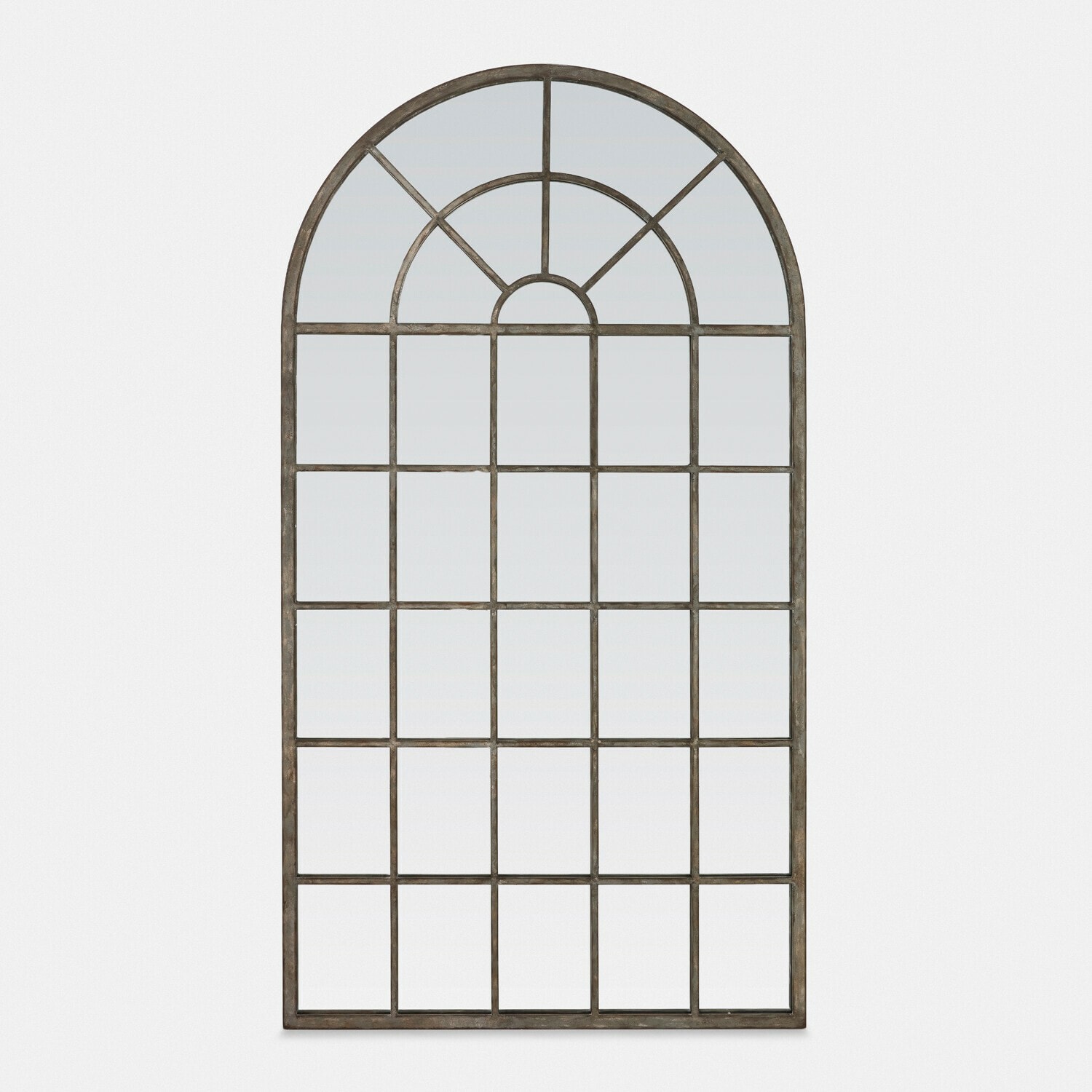 Spiegel Parielle Großer Wandspiegel mit Metallrahmen in patiniertem Braun, bogenförmig und mit Gitterstruktur.