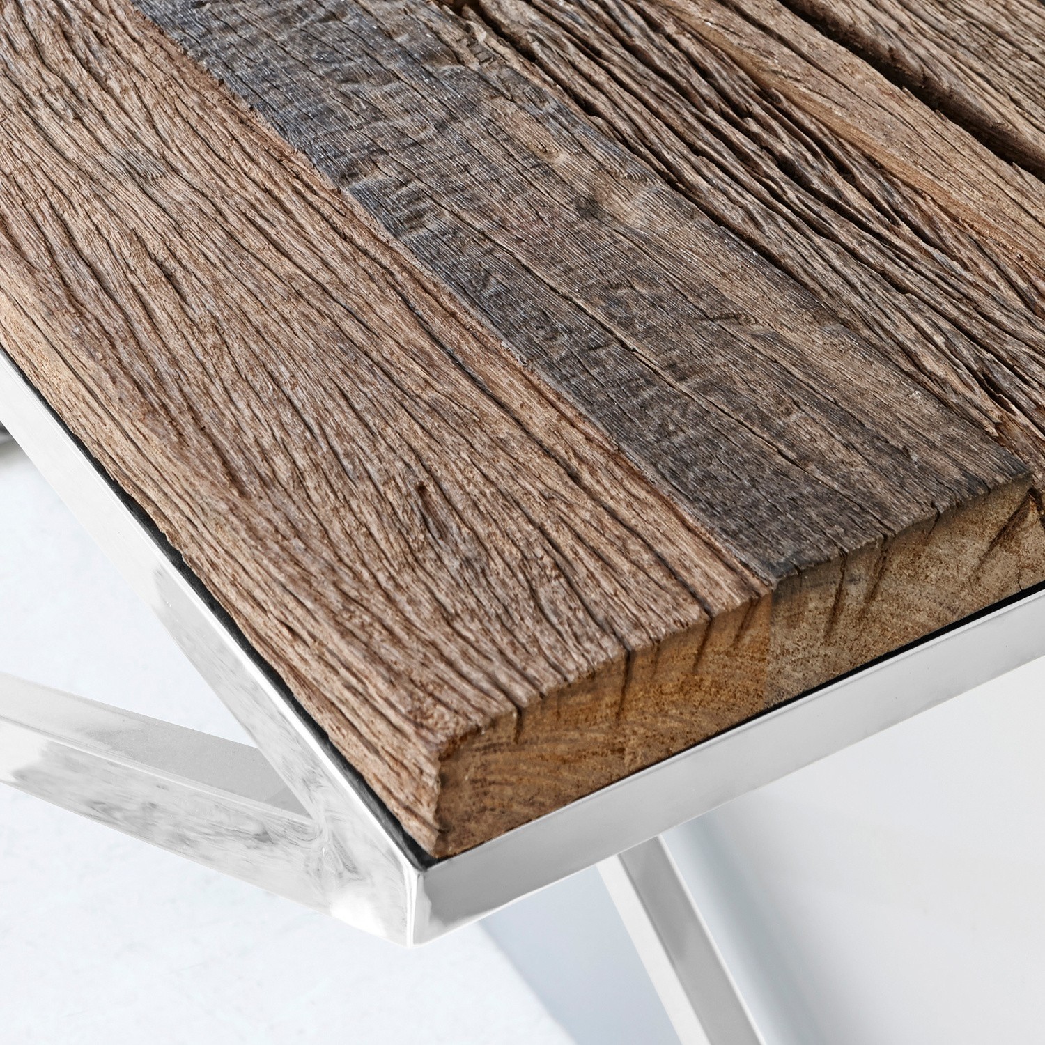 Tischplatte aus strukturiertem Holz mit modernem Metallrahmen für stilvolles Interieur