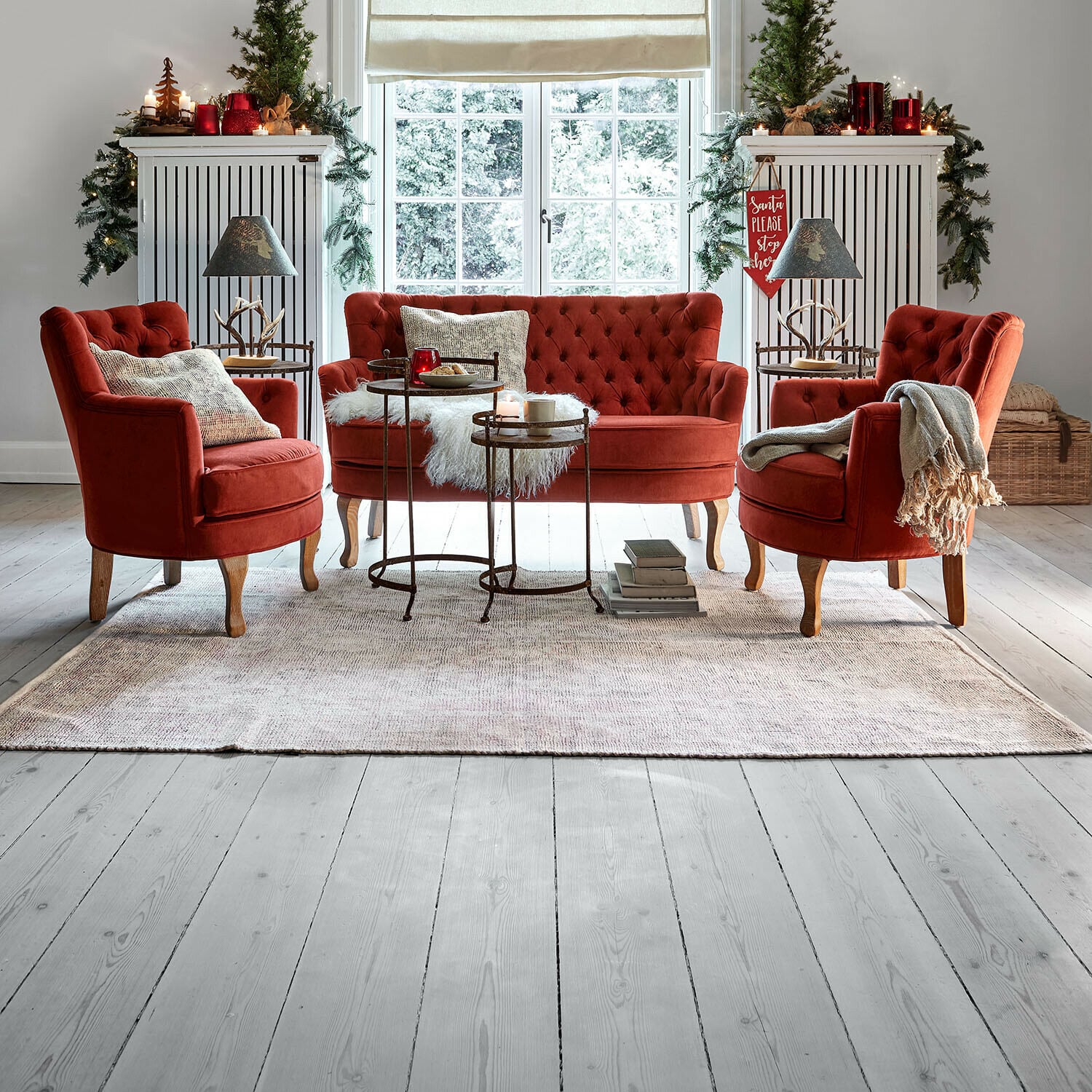 Teppich Kaelun Rotes Samt-Sitzmöbel-Set mit Holzbeinen in hellem Wohnzimmer mit weihnachtlicher Dekoration