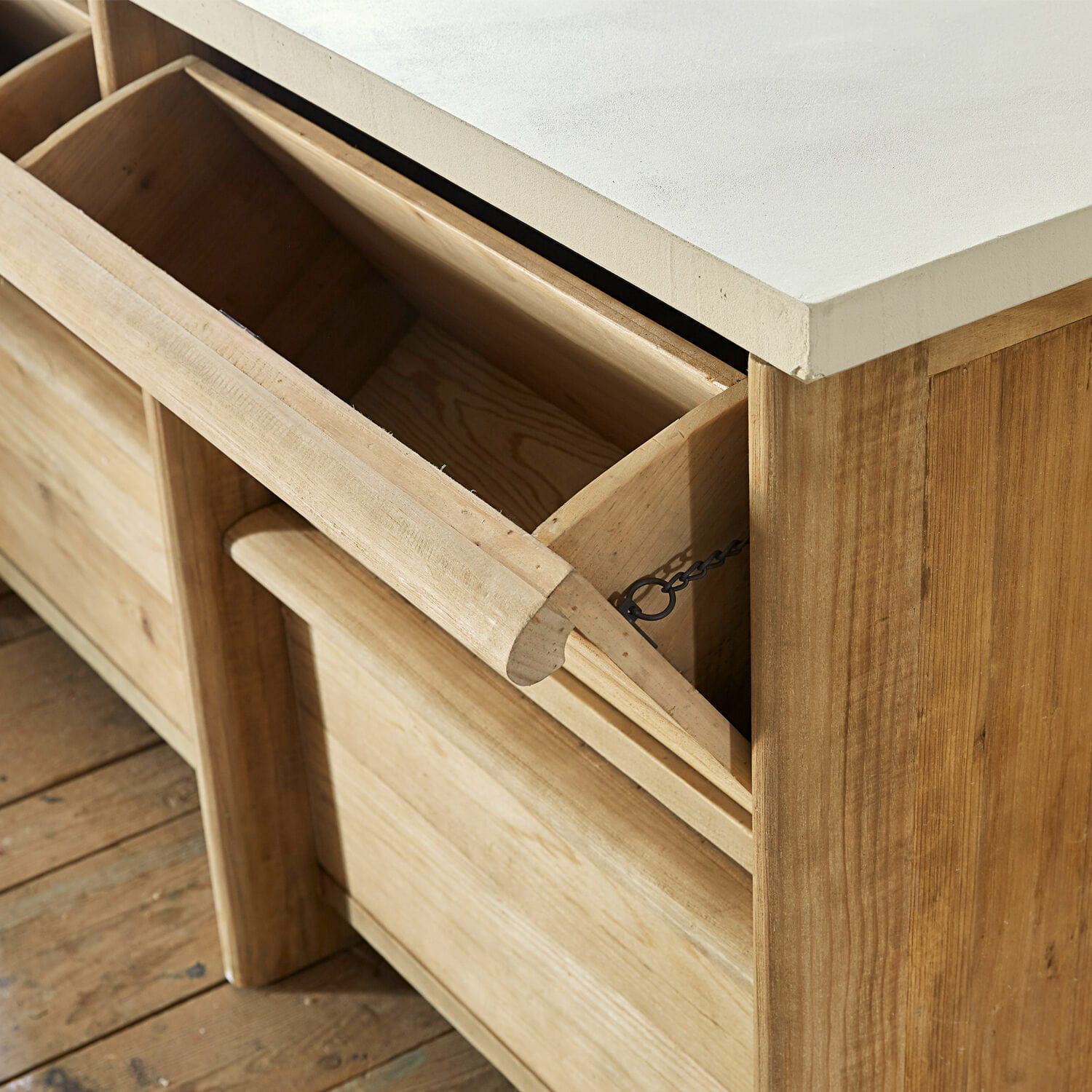 Heller Holzschrank mit hellem Aufsatz und offenem Schubfach im natürlichen Stil