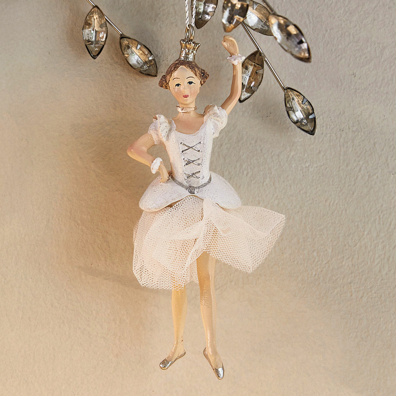 Weiße Ballerina-Dekoration mit Tüllrock und silbernen Details zum Aufhängen