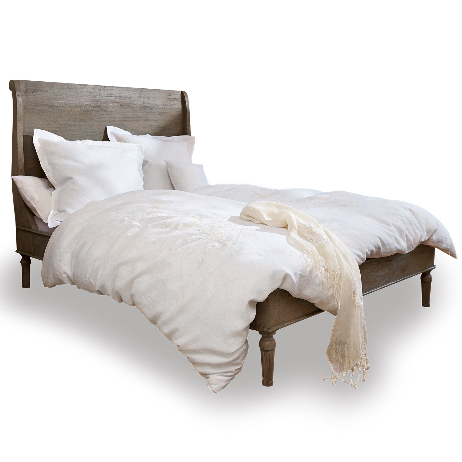 Bett Saint-Germier Graues Holzbett mit weißer Bettwäsche und hellem Schal am Rand, rustikaler Landhausstil