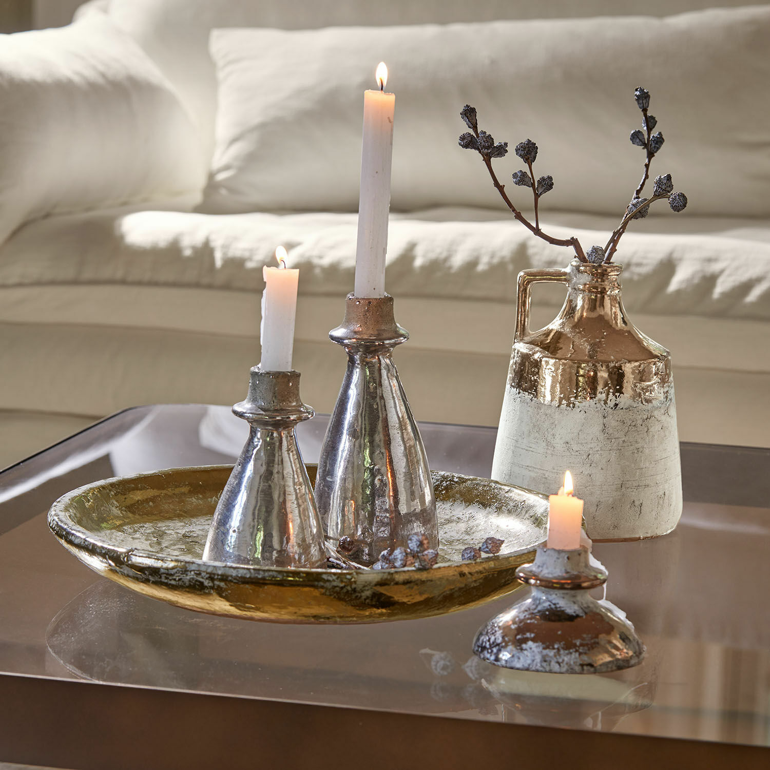 Tablett mit Vasen Tameena Dekoratives Set aus silber-goldenen Keramik-Kerzenhaltern und Vase auf Glastisch