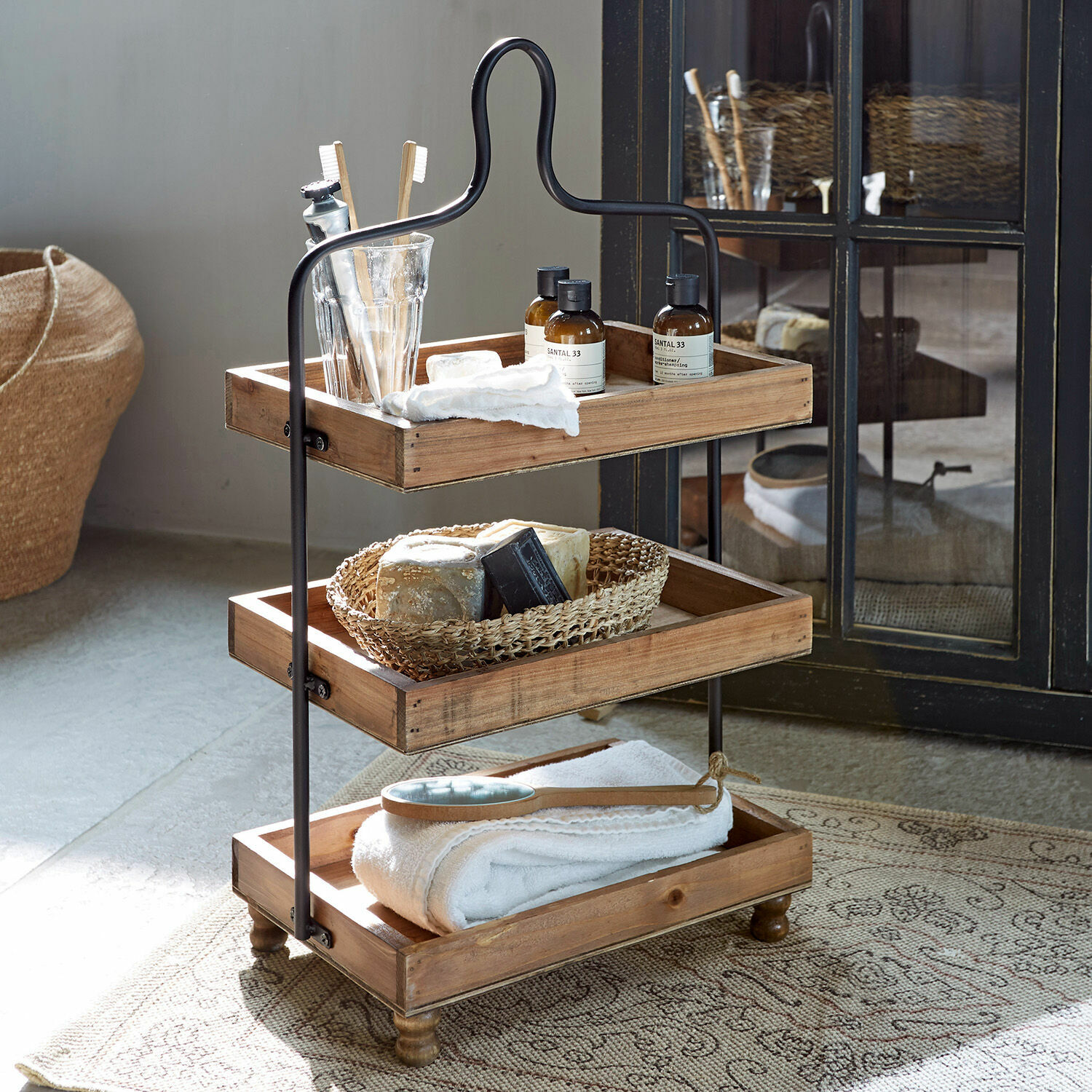 Etagere Lasse Dreistöckiges Badezimmerregal aus Holz und Metall in Naturfarben zur Aufbewahrung von Kosmetik und Handtüchern