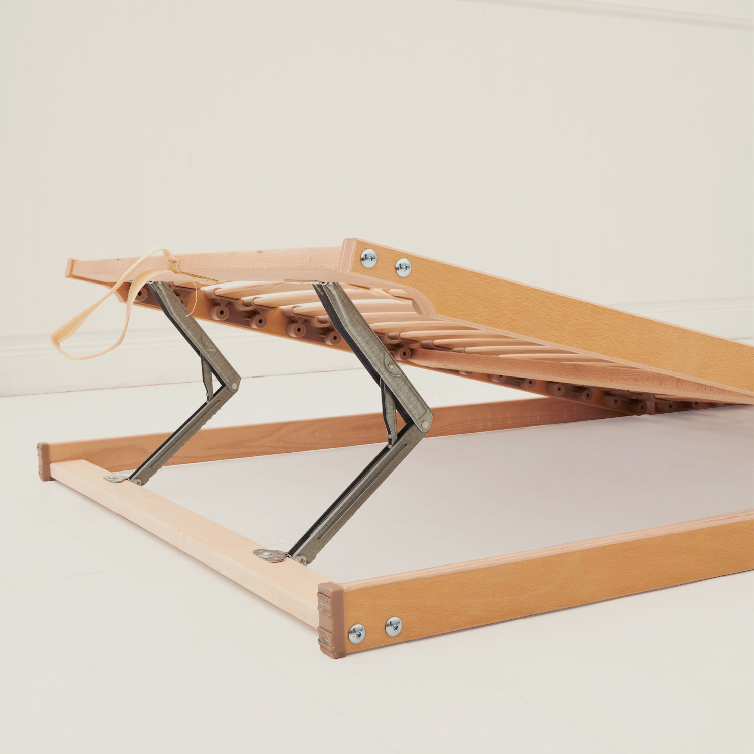 Verstellbarer Holz-Bettrahmen mit Metallbeschlägen und hellem Holzfinish